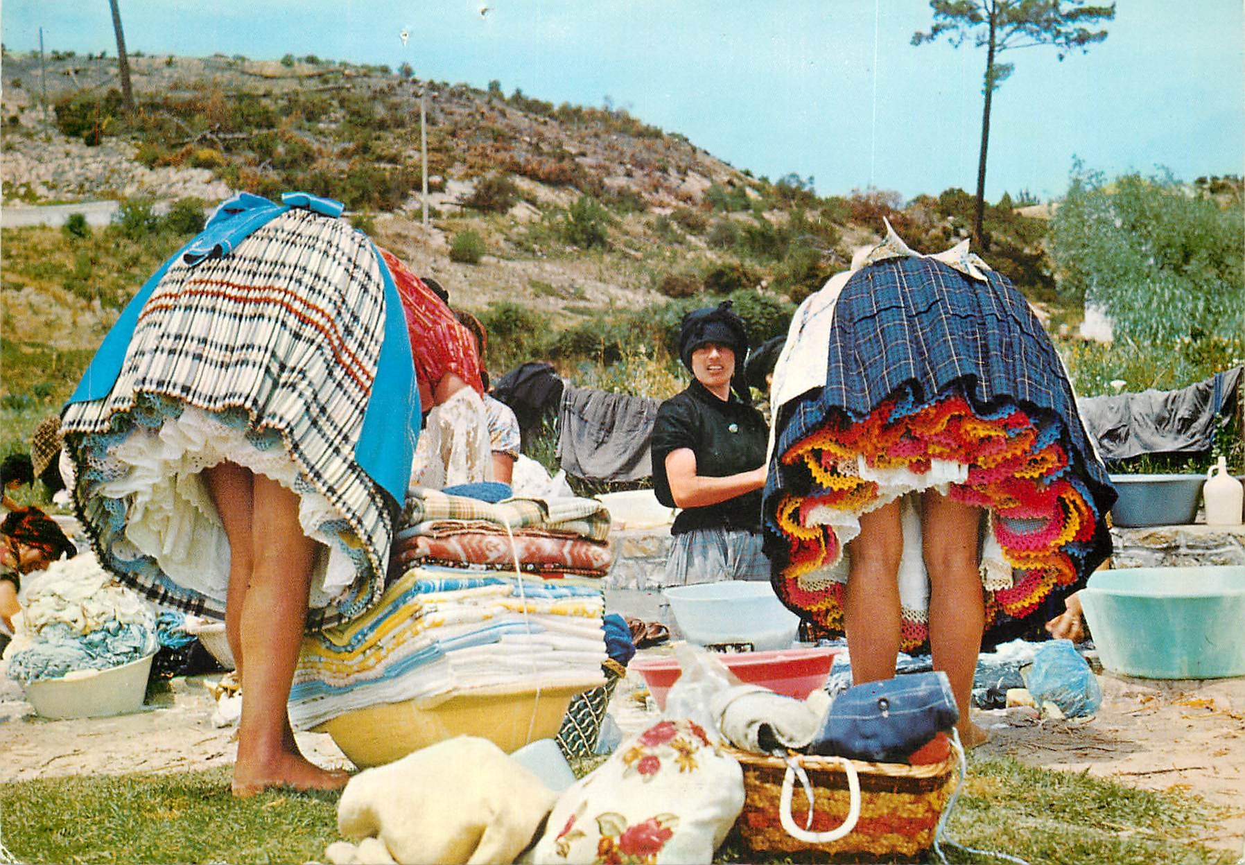 CPM 267 nazare portugal lavandieres en filants le linge