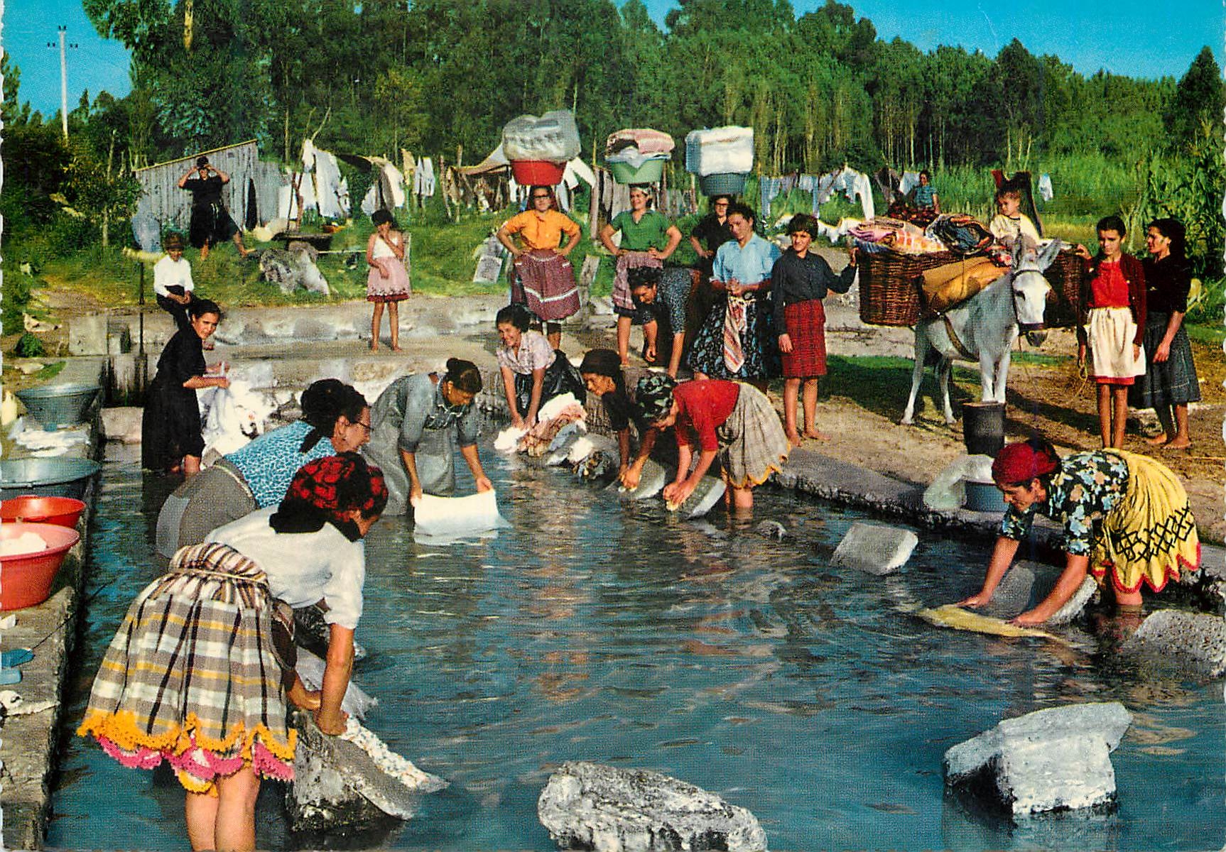 CPM 755 179 nazare lavant le linge coutume typique