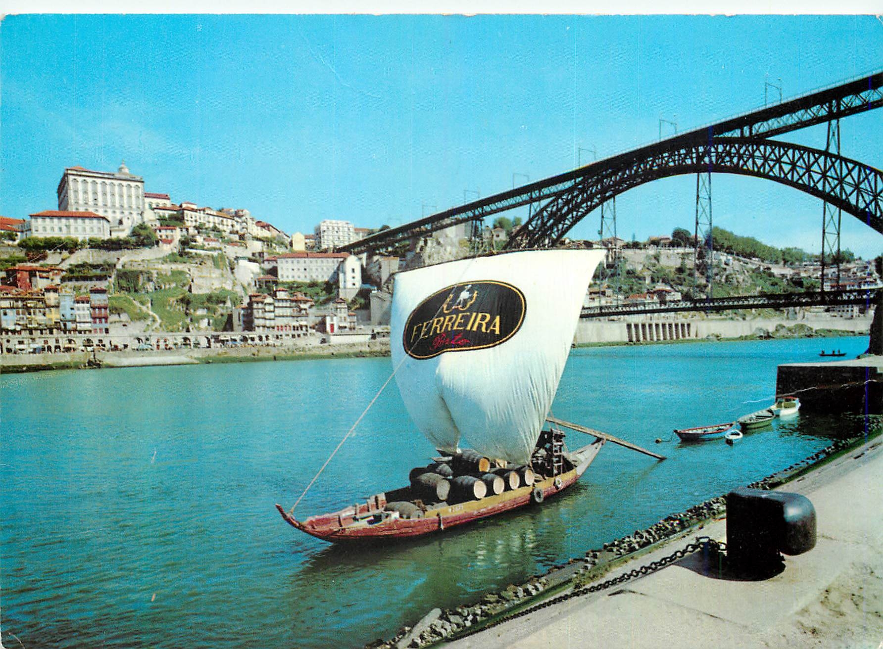 CPM Porto portugal le douro bateau robelo et vue partielle de la ville