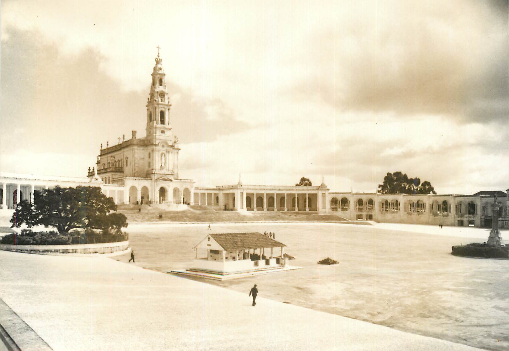 CPM 66 portugal fatima basilique chapelle des apparitions et les arcades