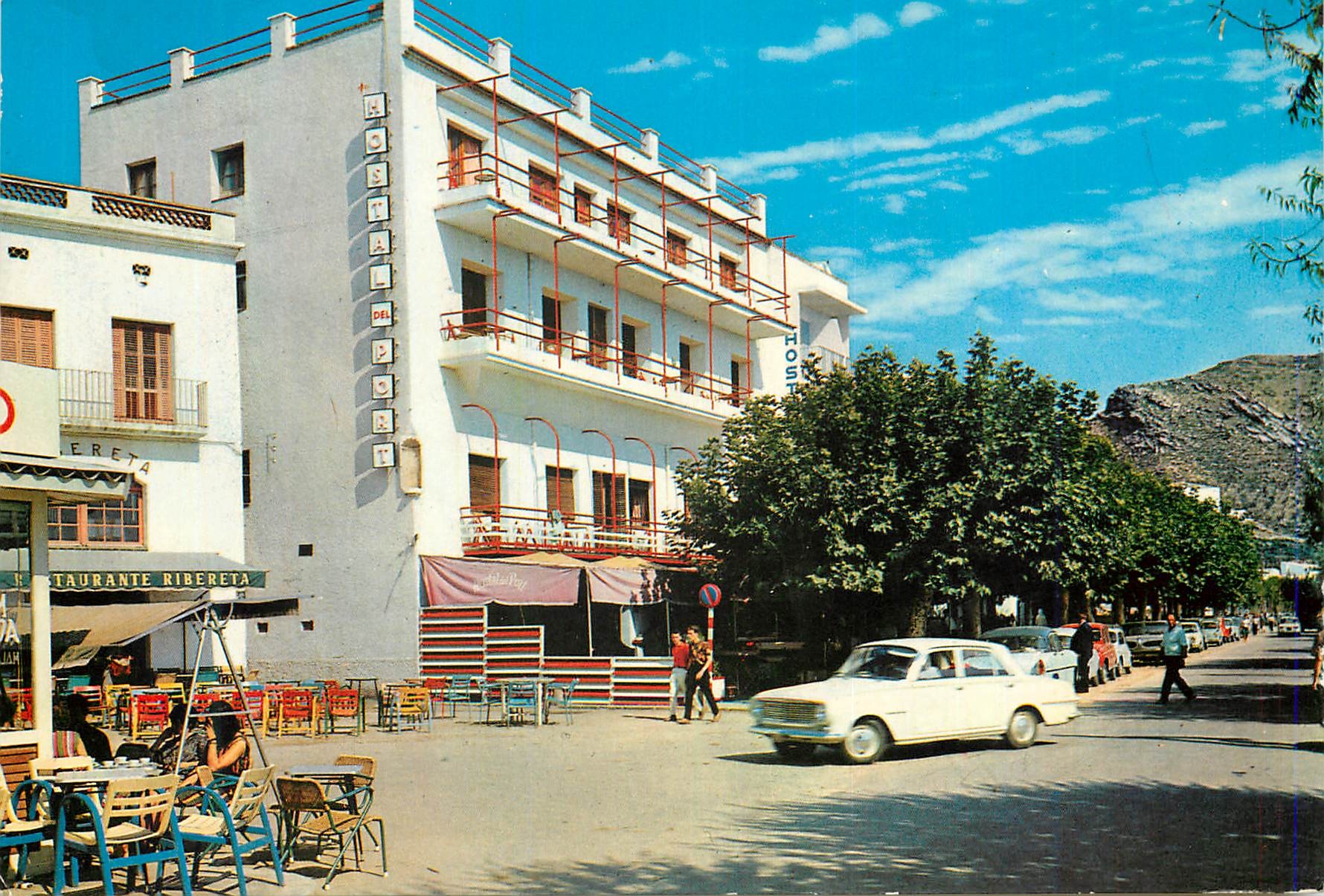 CPM Rosas costa brava 1163 la promenade maritime avec des hotels
