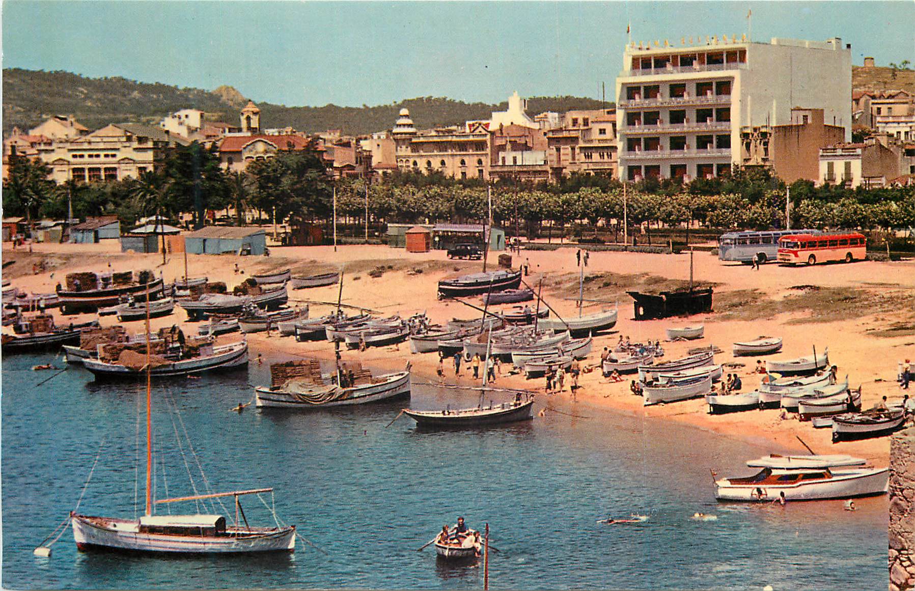 CPM Costa brava espana san feliu de guixols serie 6 n 2 barques sur la plage