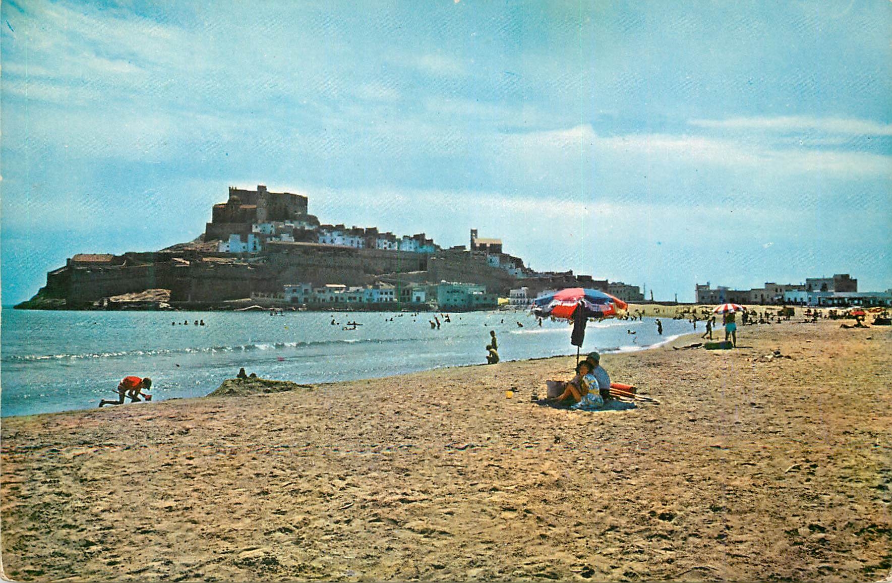 CPM Peniscola un coin de la plage et vue du rocher