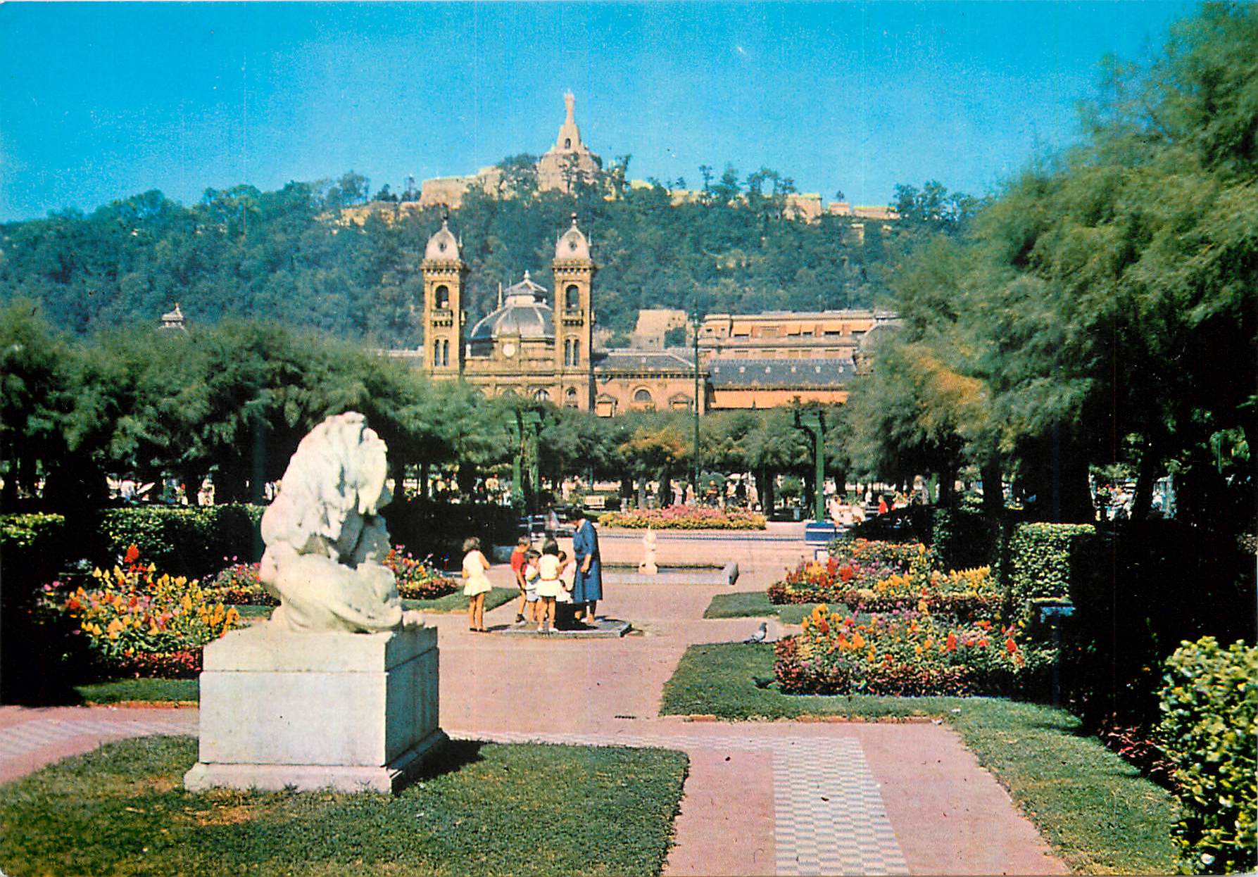CPM San sebastian jardins et hotel de ville