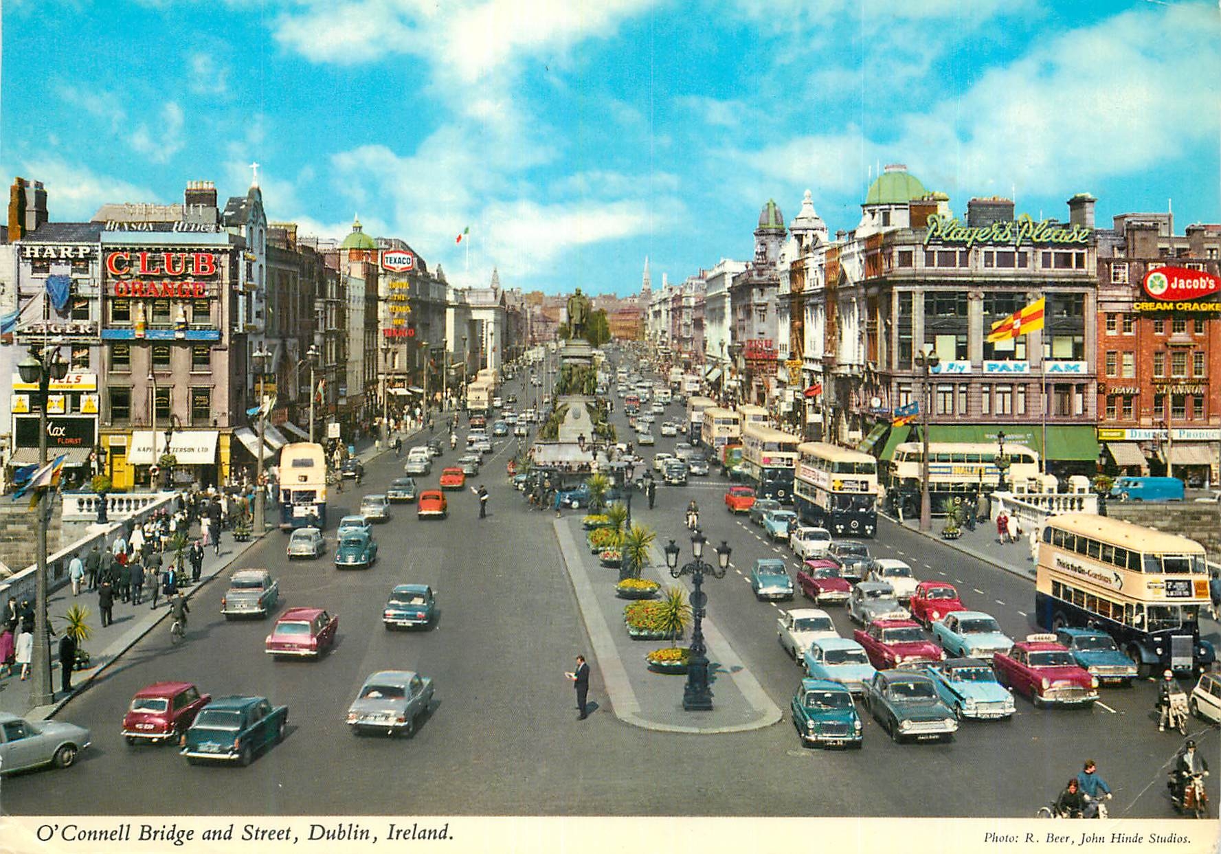 O'Connell Bridge and Street, Dublin — vue animée avec bus et statues — John Hinde Studios