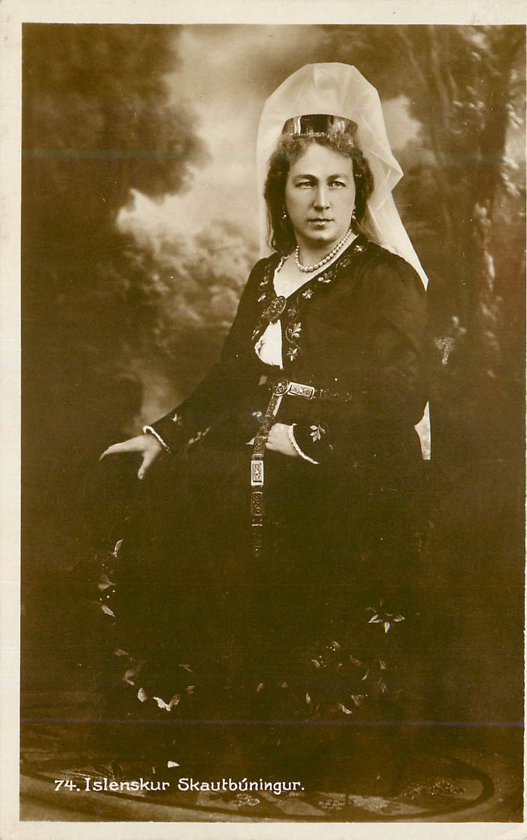 Femme en costume islandais — 74. Islenskur Skautbúningur — éditeur Sveinbjörn Ingimundarson, Reykjavik