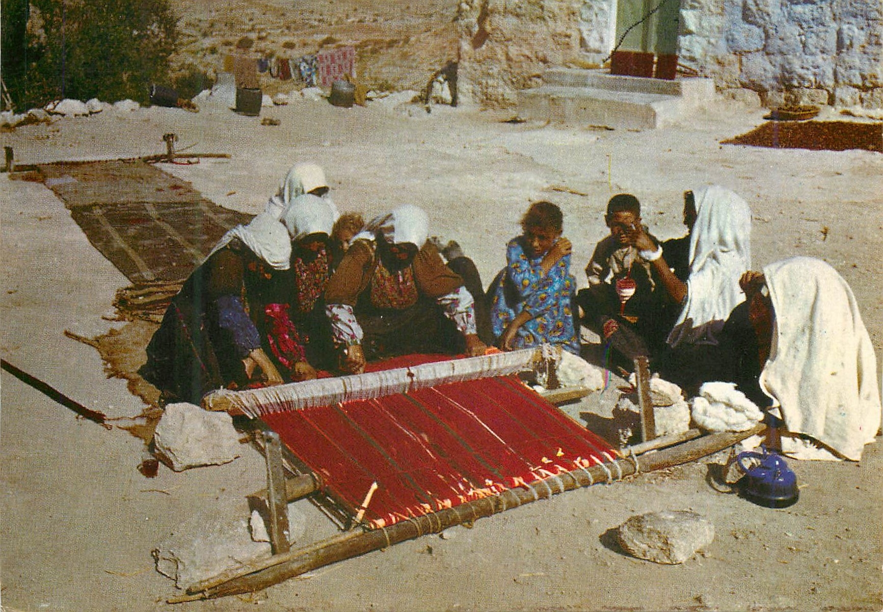 CPM Femmes Arabes Tissant des Tapis