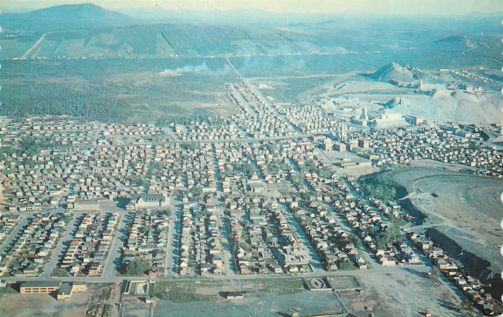 CPM Canada Quebec Vue aerienne de la ville et d'une partie des mines