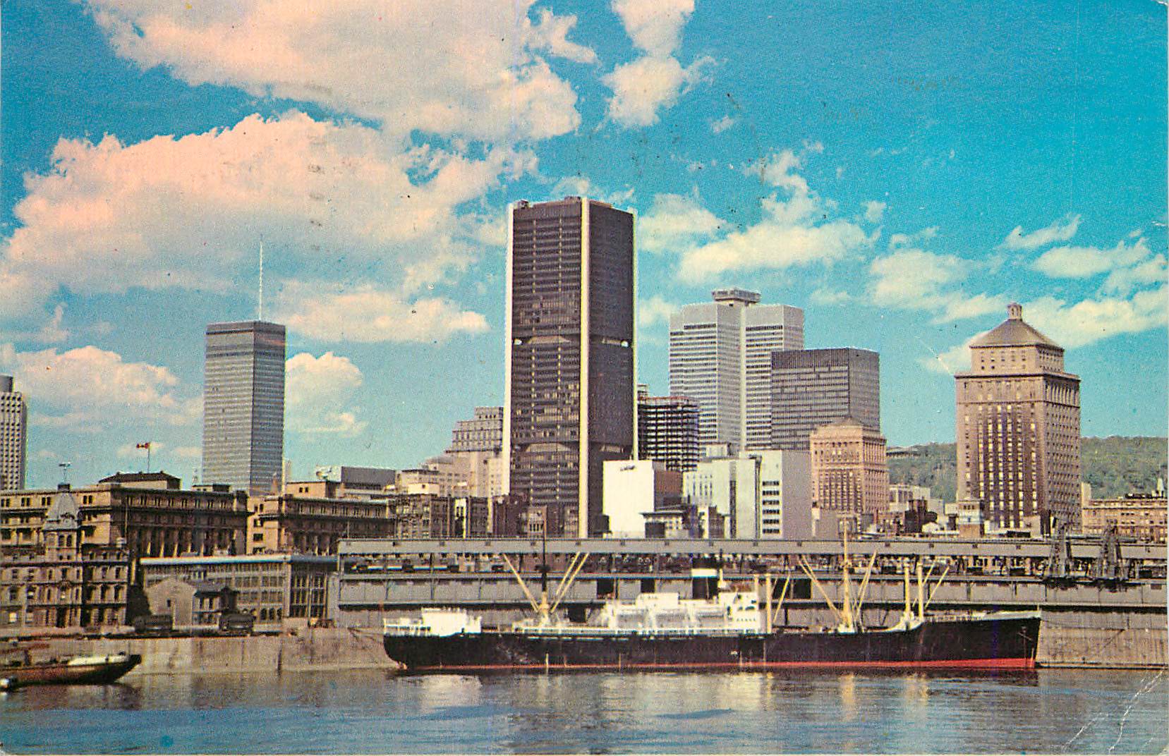 CPM Canada Montreal Panorama du Quartier des Affaires Bateau