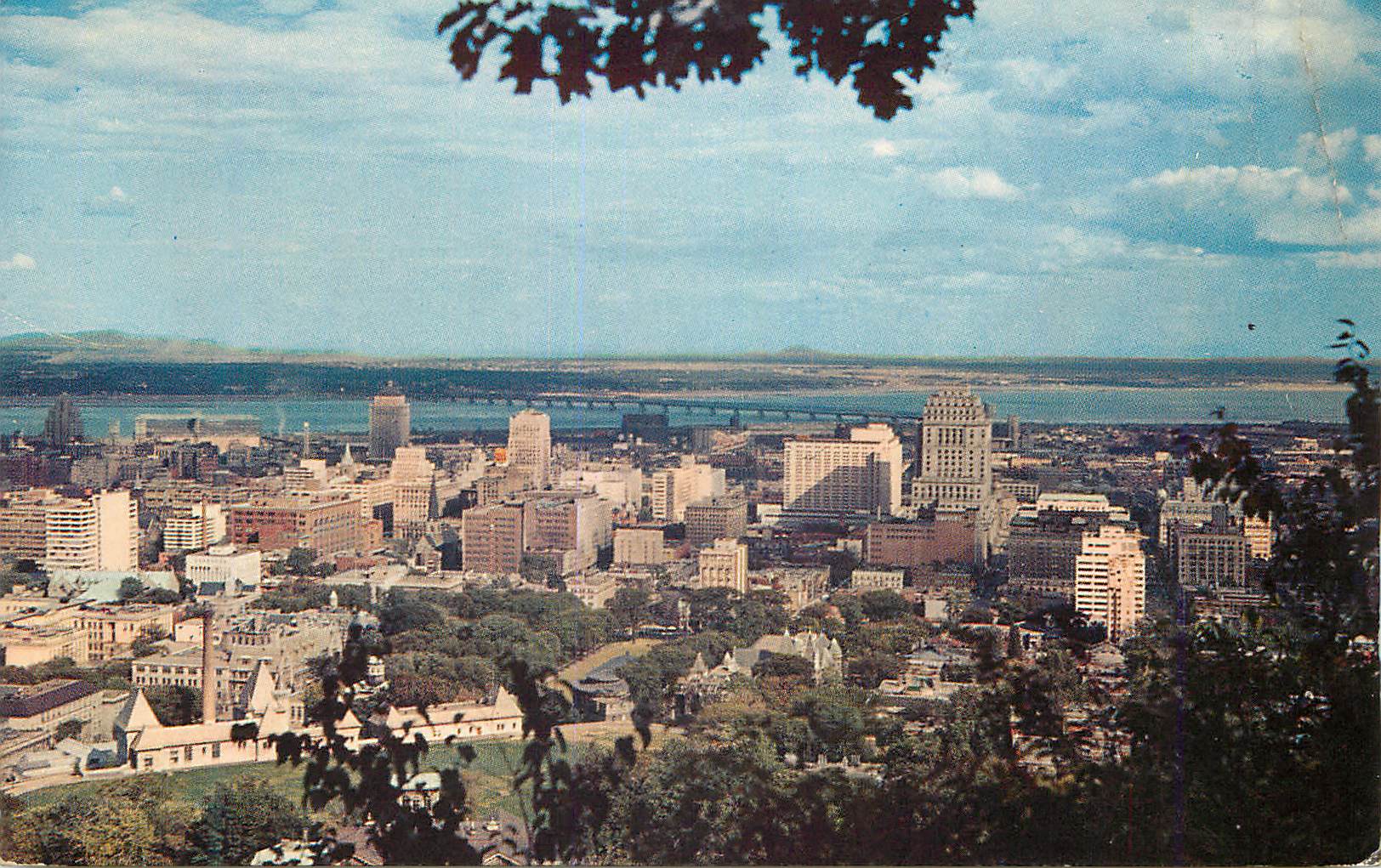 Montreal, P.Q., Kanada — Ansicht des Geschäftsbezirks von Montreal vom Gipfel des Mount Royal — Verlag Benjamin News Co., Seriennummer nicht sichtbar