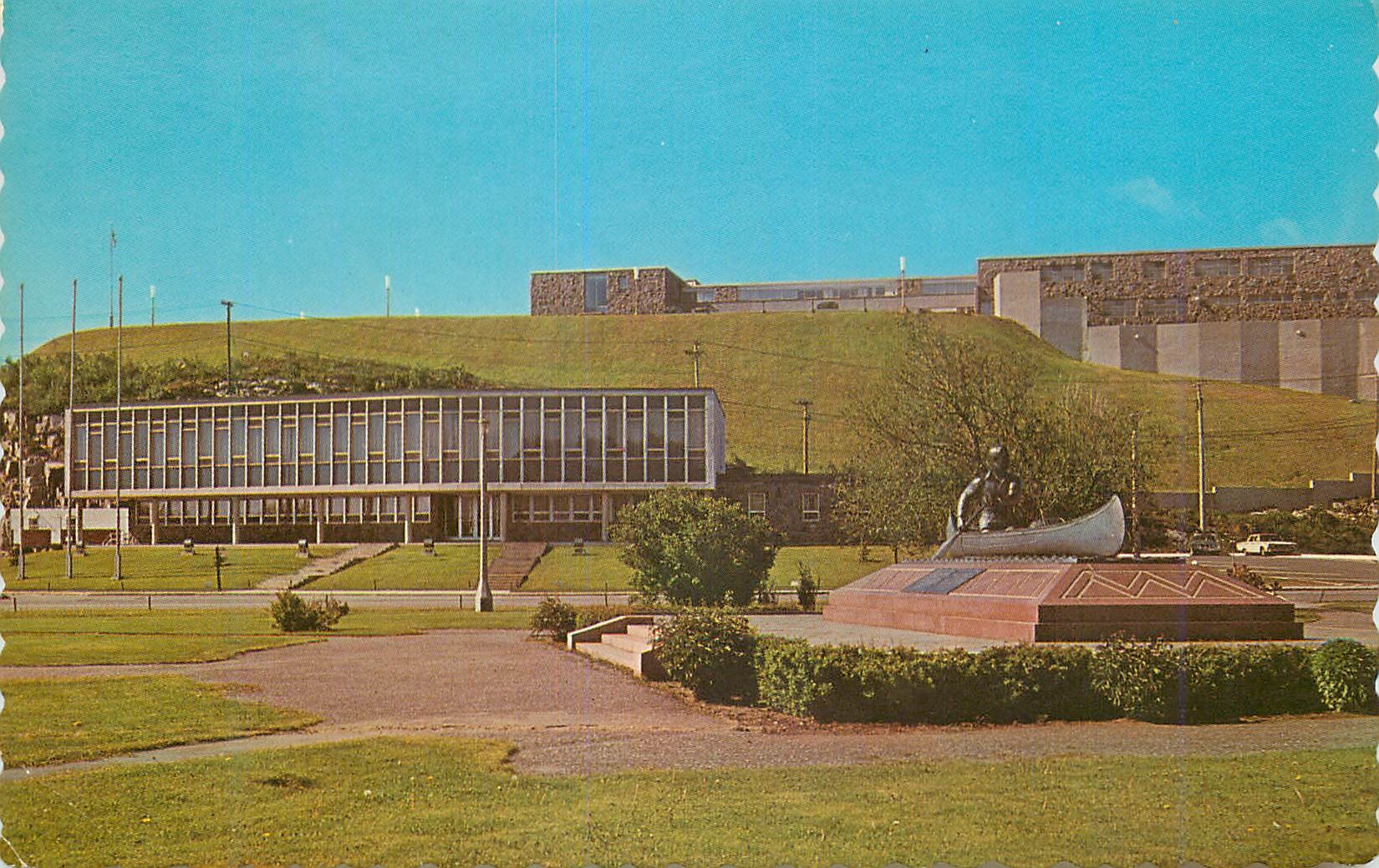 CPM Canada Quebec Baie Comeau L'Hotel de Ville et le monument au Colonel McCormick