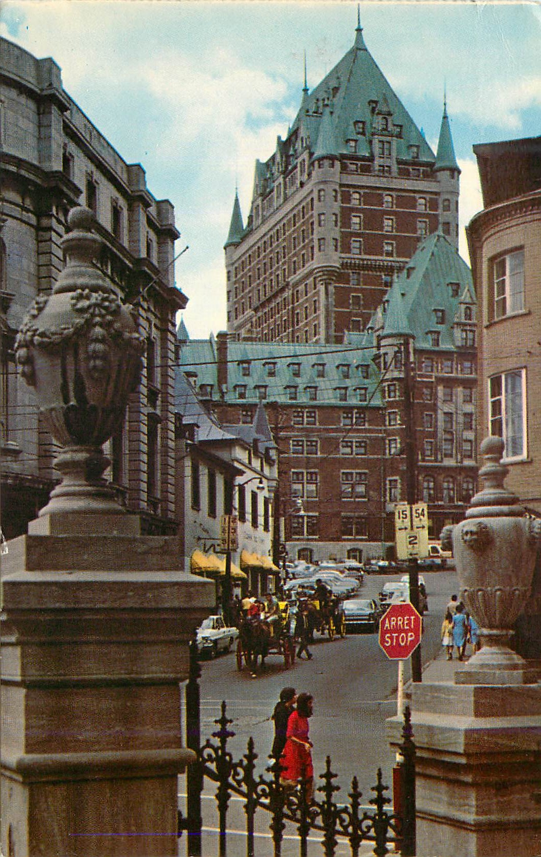 CPM Canada Quebec Le Chateau Frontenac vue de la rue du Fort