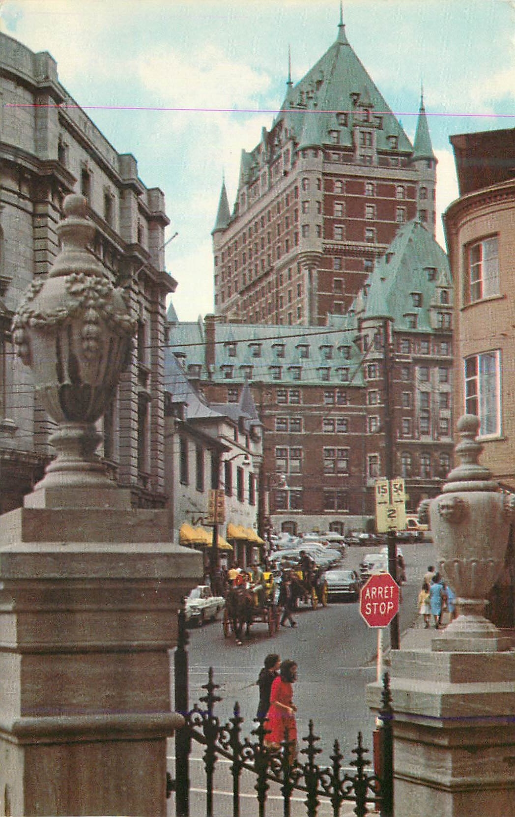 CPM Canada Quebec Le Chateau Frontenac vue de la rue du Fort