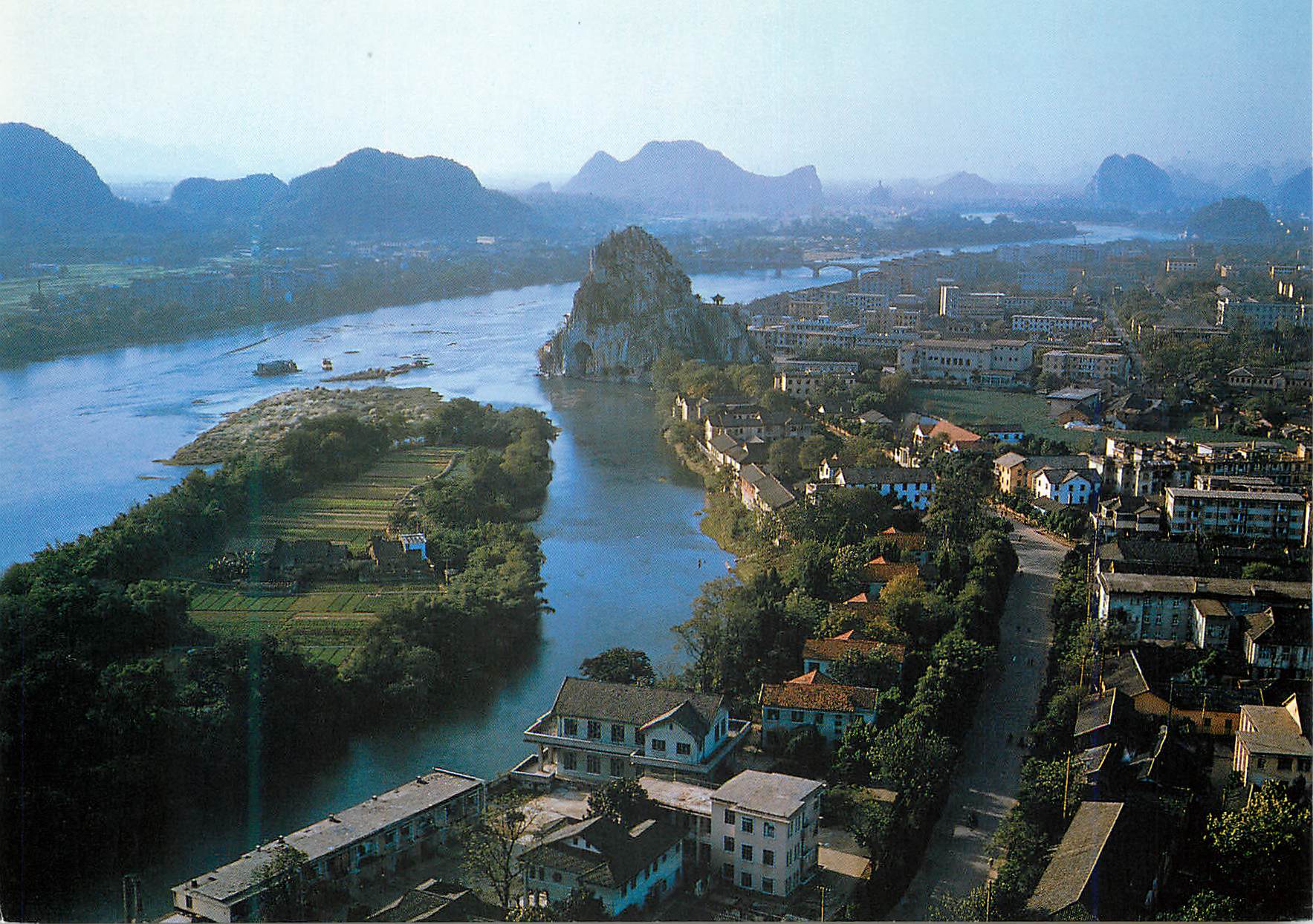 Guilin — vue aérienne — distribuée par China National Publications Import and Export Corporation