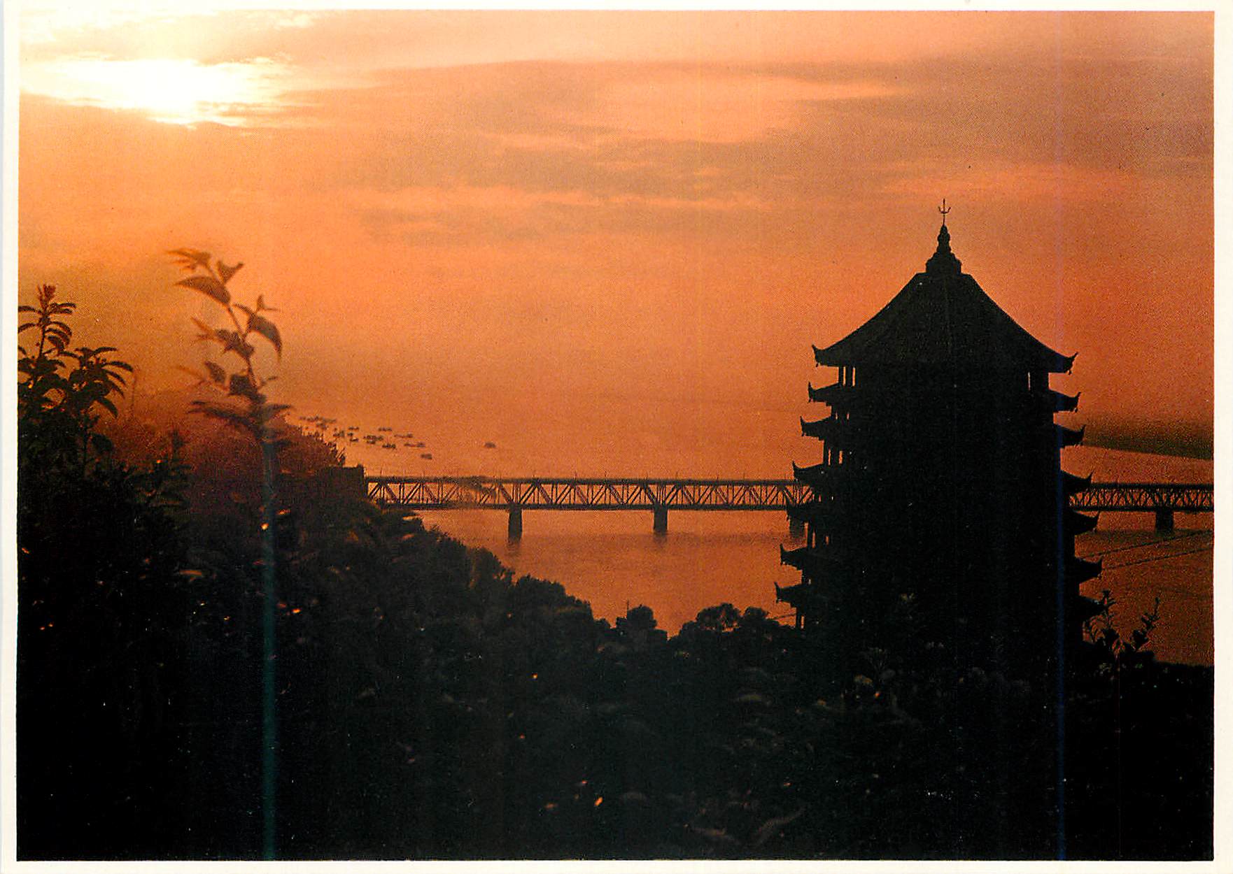 Hangzhou Six Harmonies Pagoda — vue matinale — ZHAOHUA PUBLISHING HOUSE, Beijing, China, n° 87CE-369