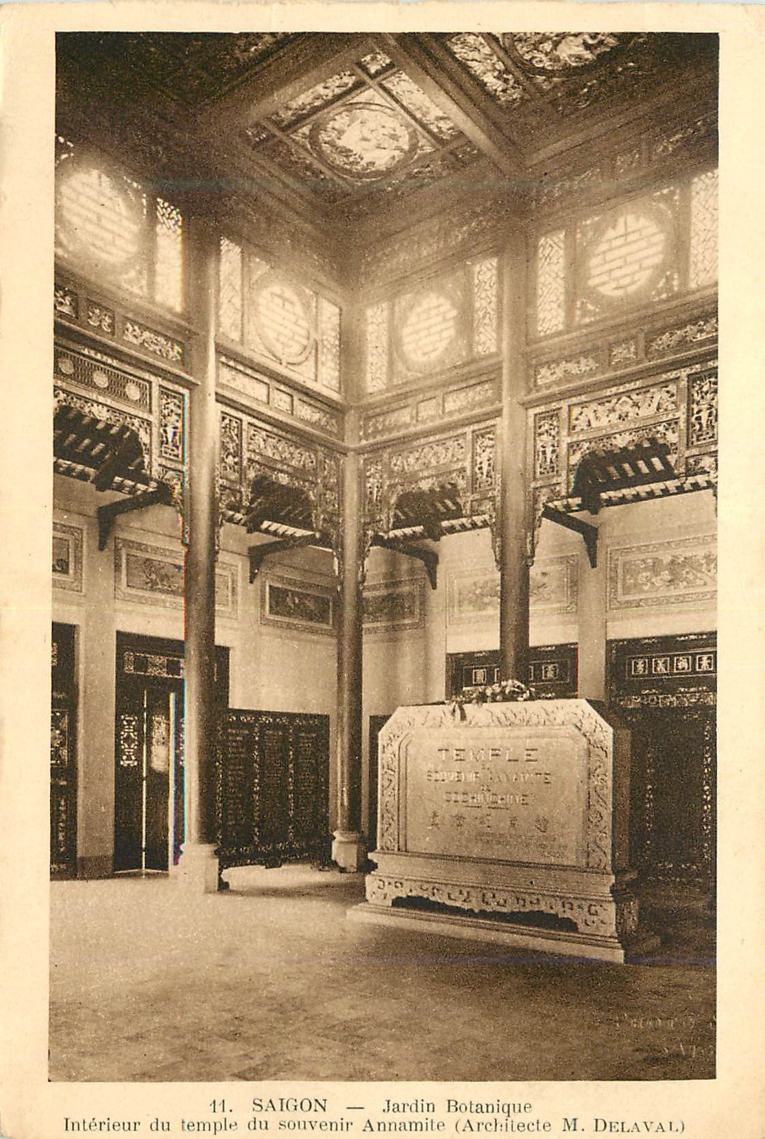 CPA Saigon Jardin Botanique Interieur du temple du souvenir Annamite