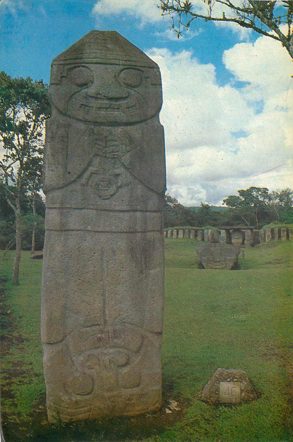Statue anthropologique — Culture San Agustín — Éditions Guía AP, Bogotá