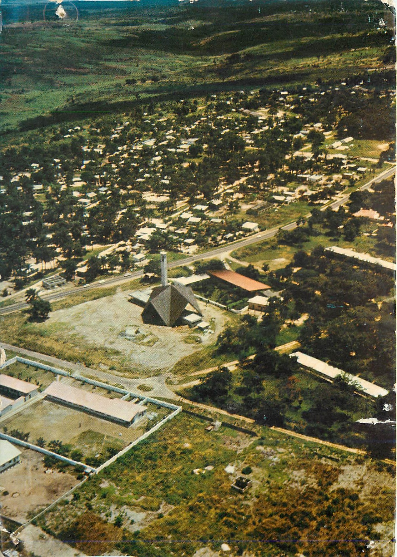 CPM Vue aerienne d'une nouvelle eglise construite sur la route de Binza