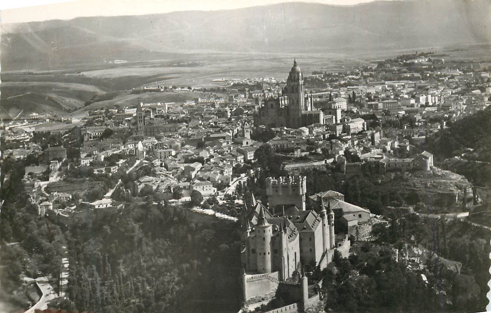 CPM Segovia Aerea ei Alcazar et la Cathedrale