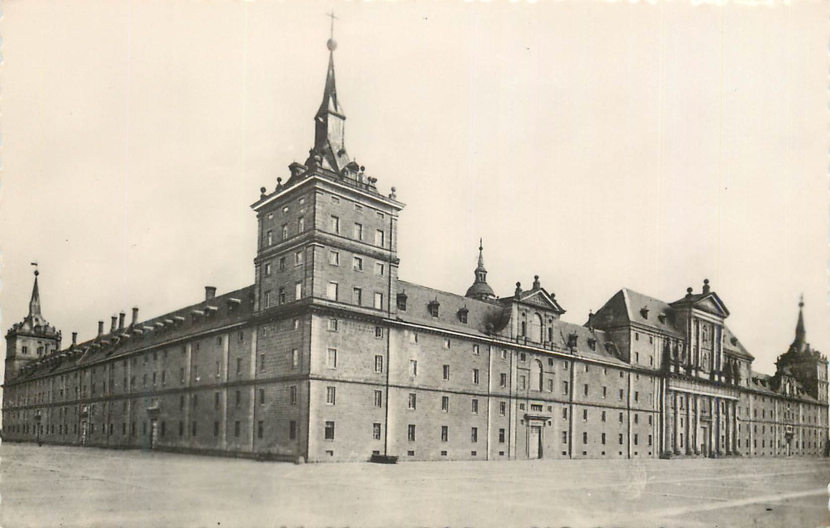 CPM Madrid Monasterio de ei Escorial Fachada principal y ingulo del Seminario