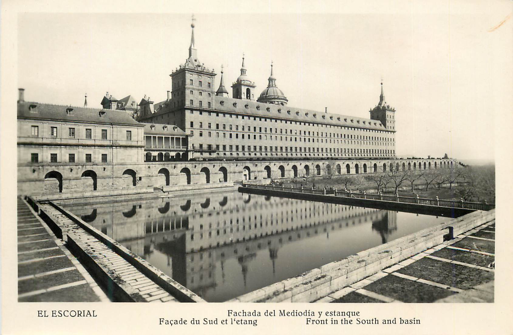 CPM El Escorial Facade du Sud et L'etang