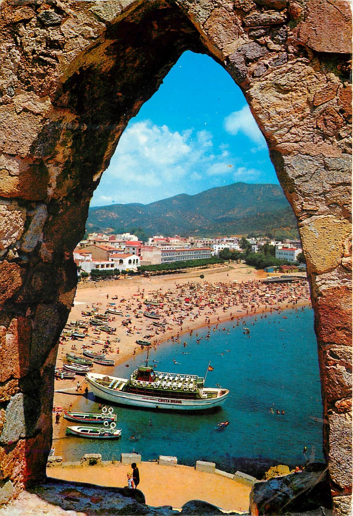 CPM Tossa de Mar Costa Brava la Plage a Travers d'une agive de la Muraille
