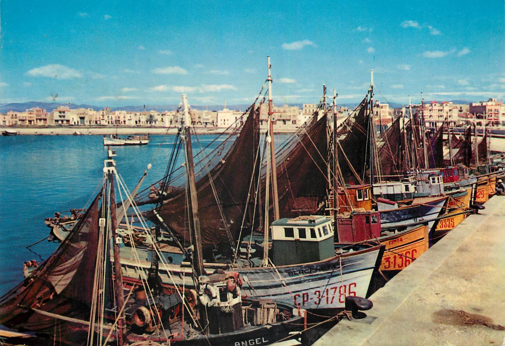 CPM Vinaroz La Ville et le Port Bateaux de peche