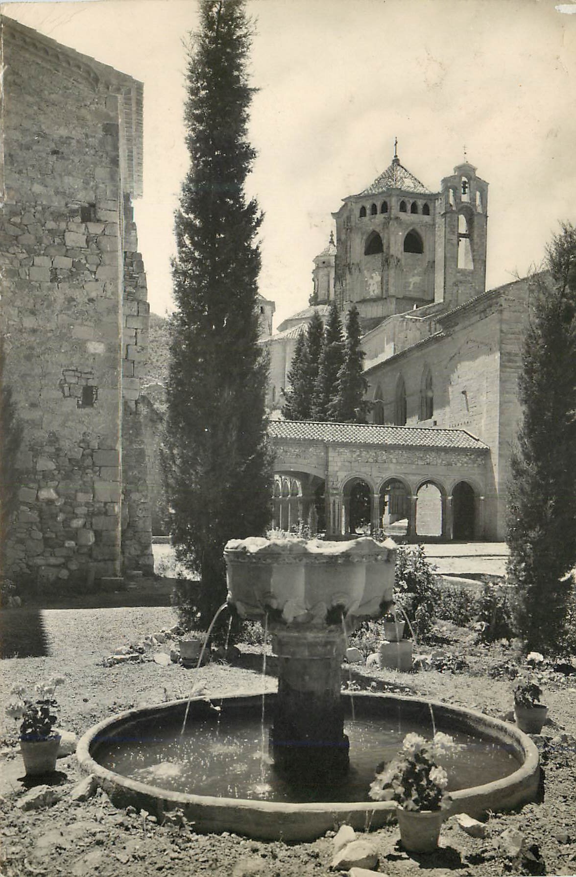 CPM Real Monasterio de Poblet la Tour du Transept vue du Jardin 
