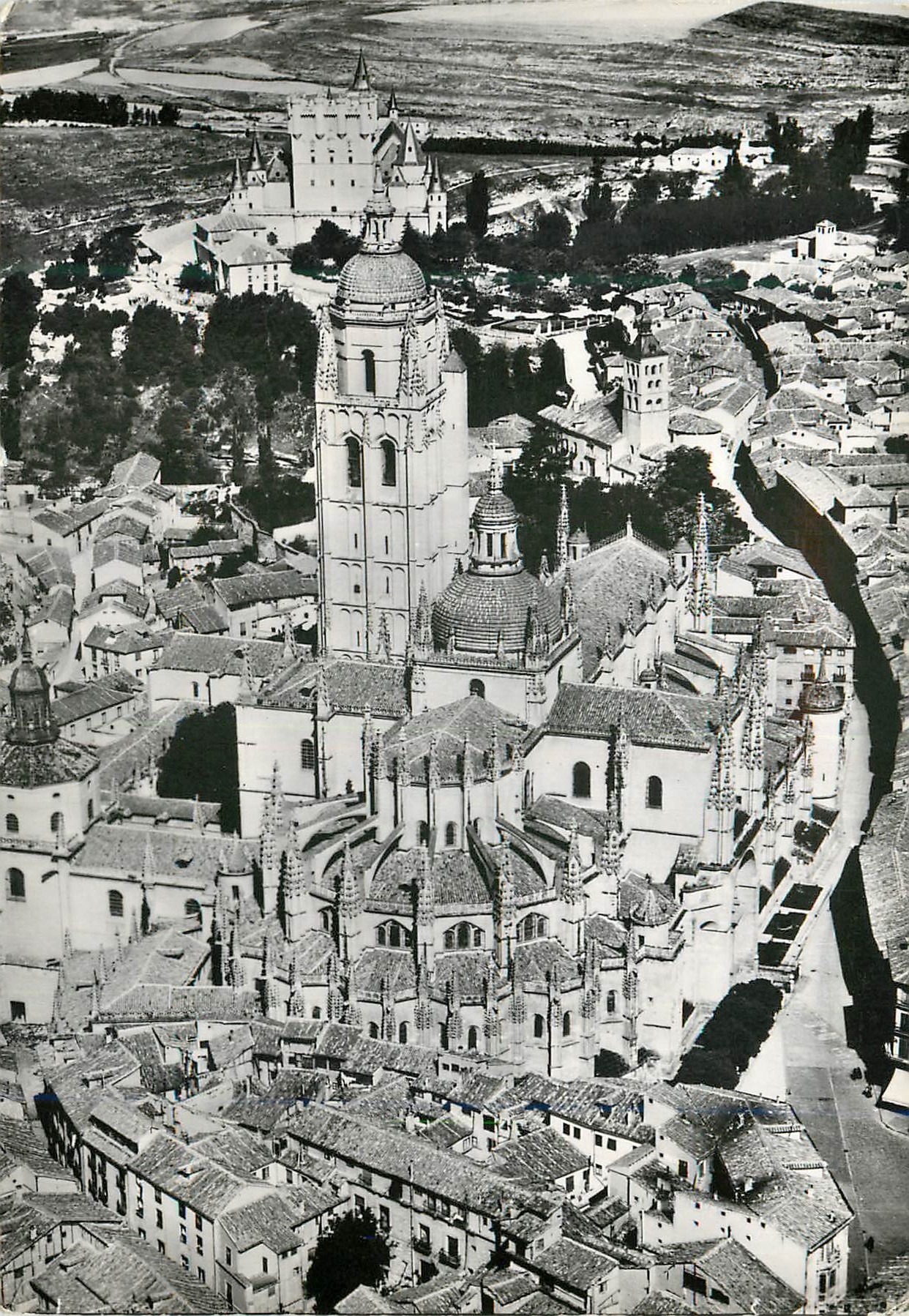 CPM Segovia la Cathedrale et Alcazar Vue air
