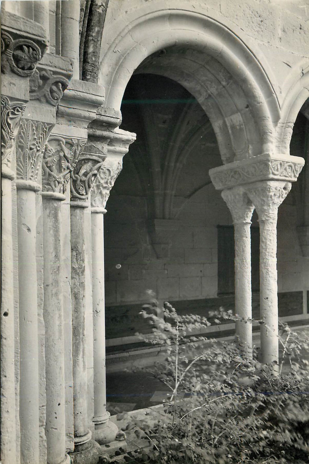 CPM Real Monasterio De Poblet Cloitre Details des Chapiteaux XII XIII S