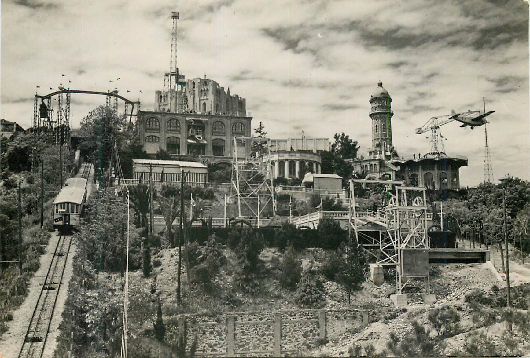 Cumbre del Tibidabo — vista panorámica con funicular y edificios en construcción — A. FABREGAT, serie 1, n° 66
