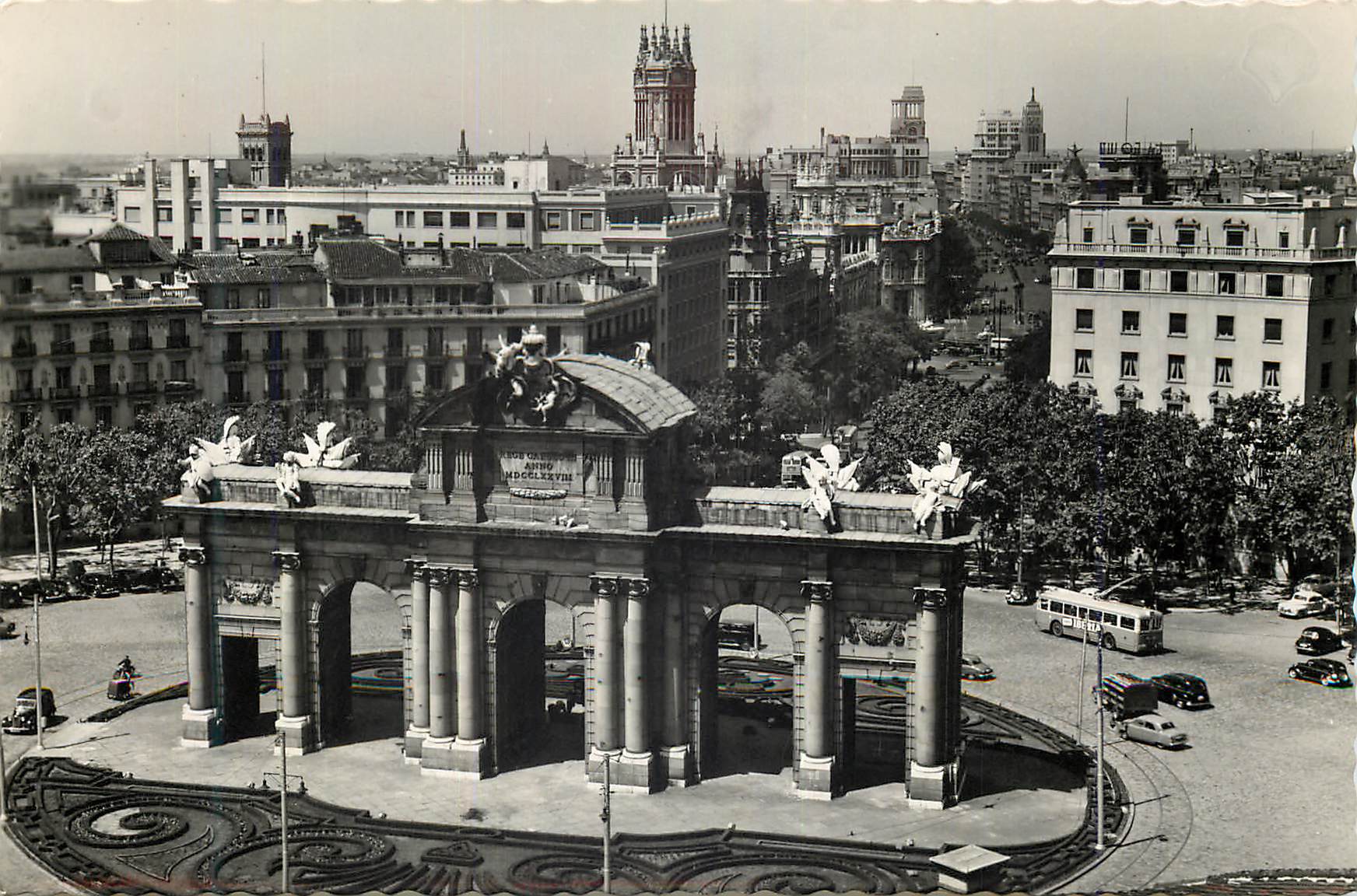 CPM Madrid Vue Panoramique de la Porte d'Alcala