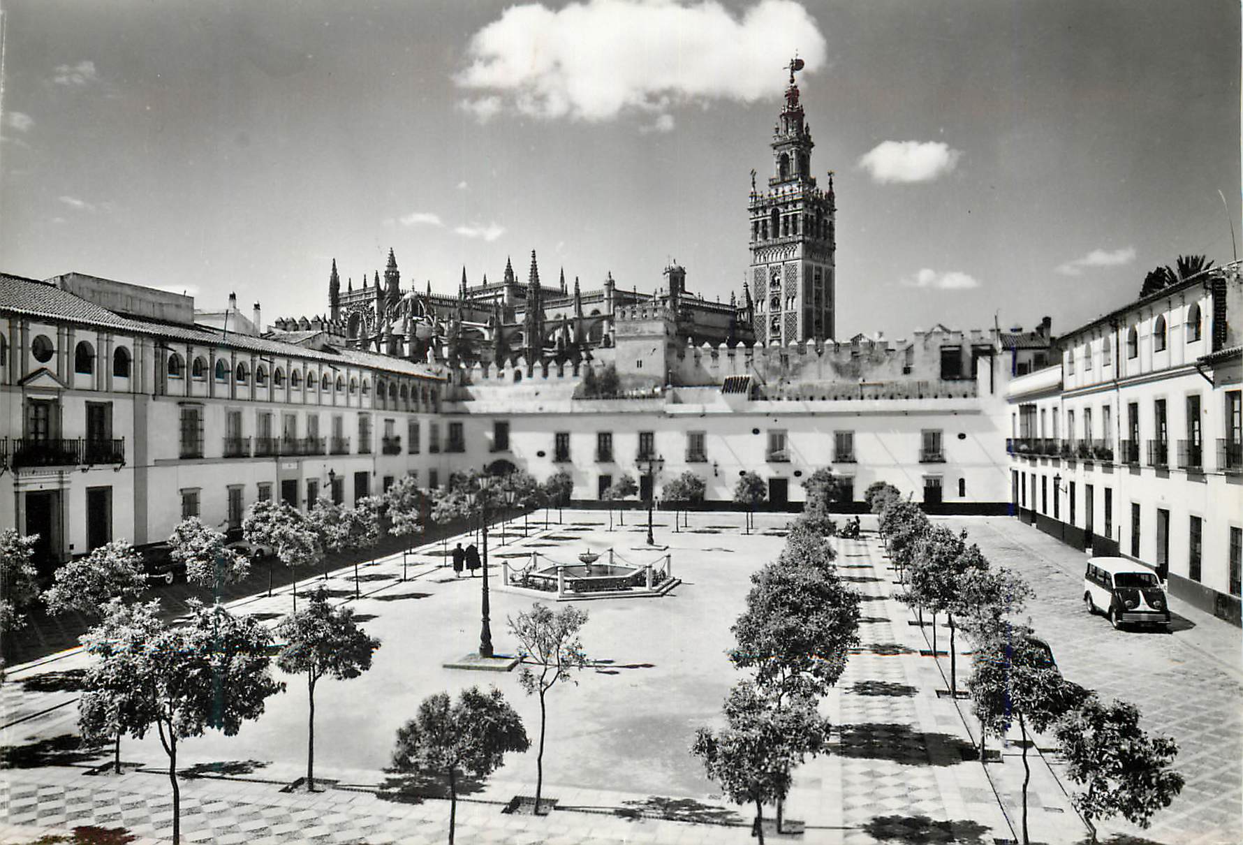 CPM Reales Alcazares de Sevilla Cour de Drapeaus et Cathedrale 
