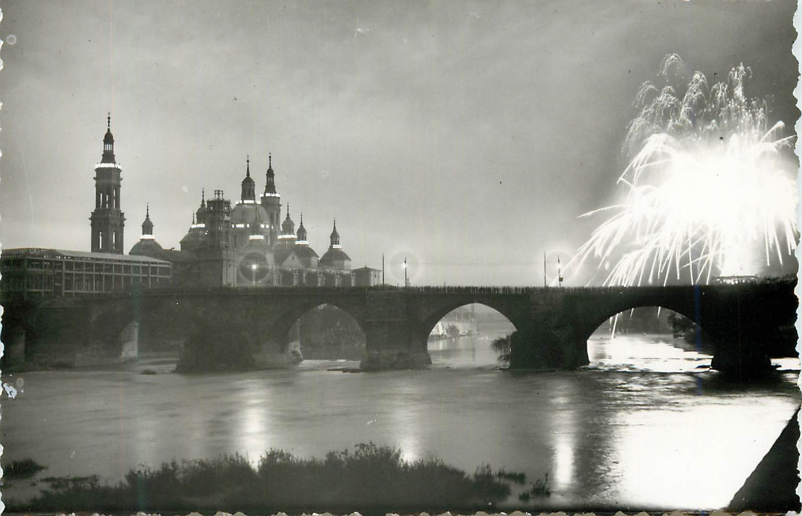 CPM Zaragoza el Pilar et Ebro Feu Artificiel
