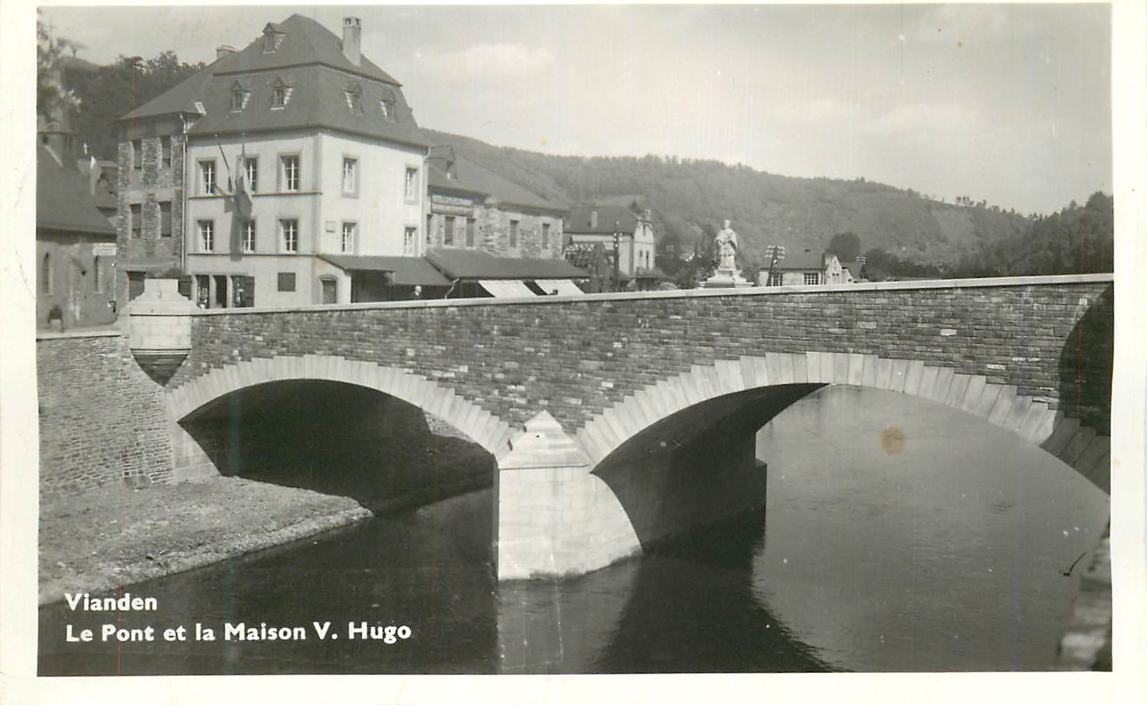 CPM Vianden Le Pont et la Maison Victor Hugo 