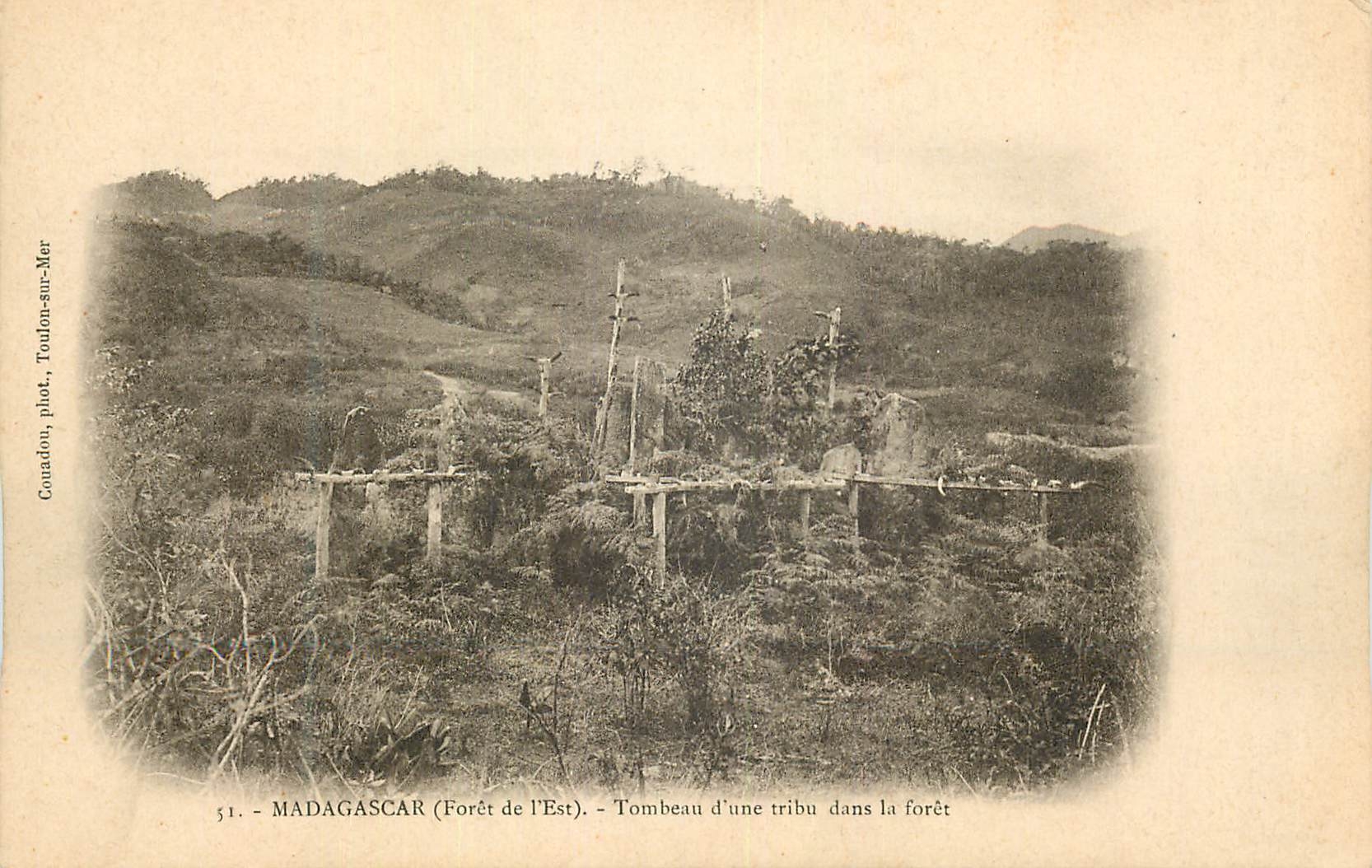 CPA Madagascar Foret de l'Est Tombeau d'une tribu dans la foret 