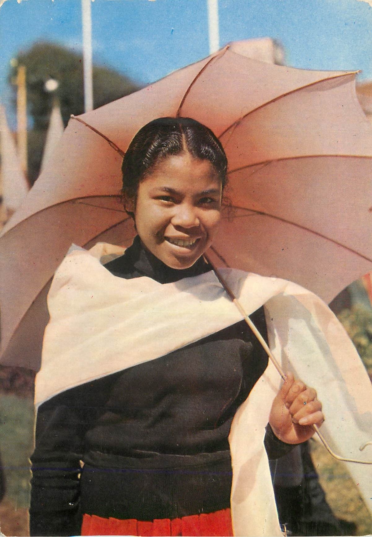 CPM Malagasy Jeune femme Hova