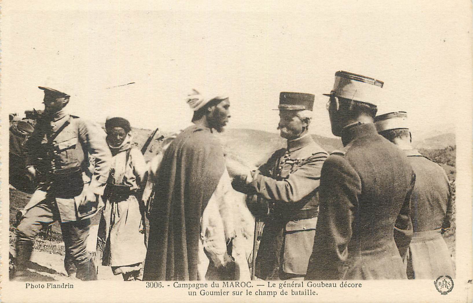 Campagne du MAROC — Le général Goubeau décore un Goumier sur le champ de bataille — Photo Flandrin, n° 3006