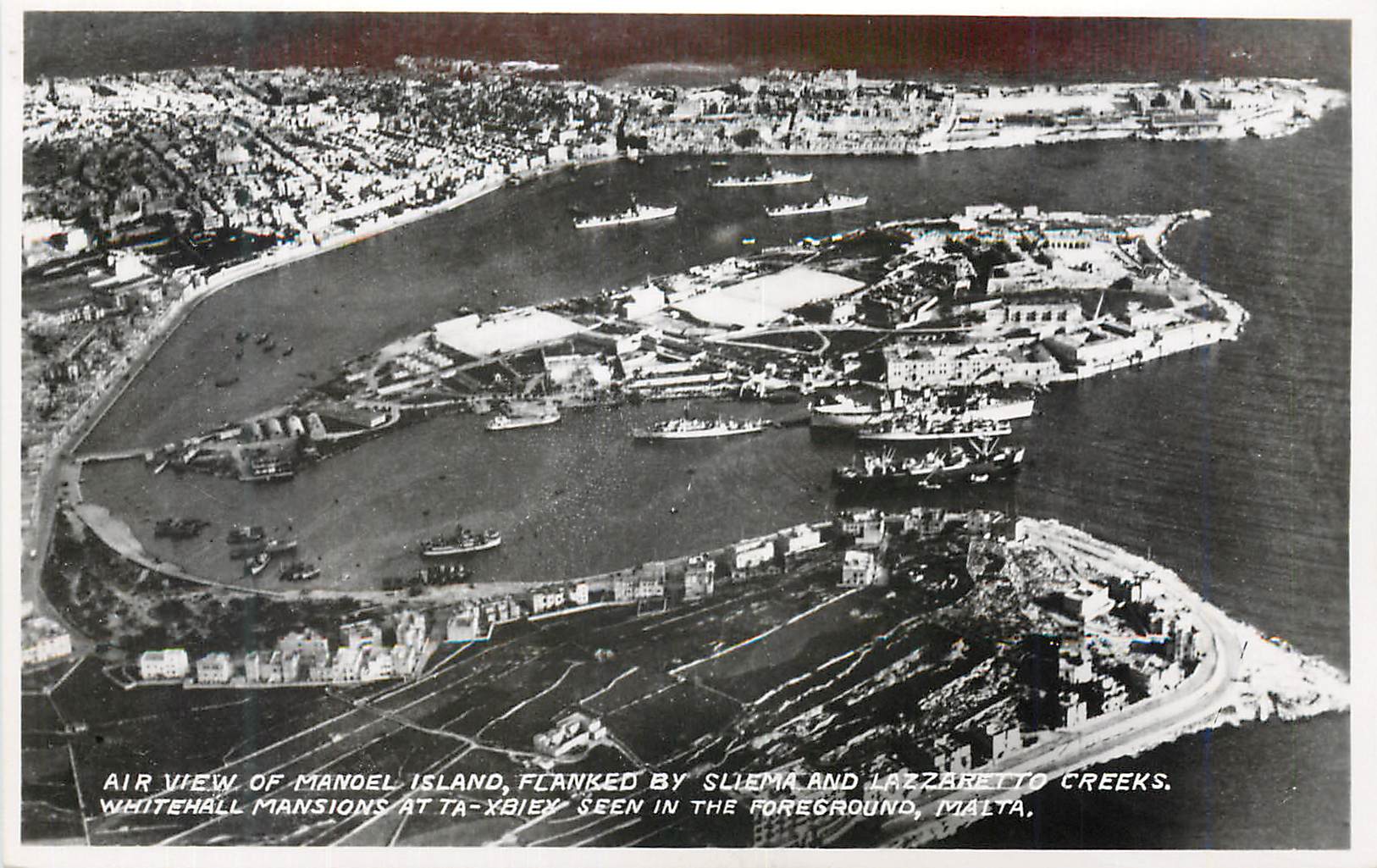 Vue aérienne de l'île de Manoel, flanquée par les criques de Sliema et de Lazzaretto, à Malte — Whitehall Mansions à Ta' Xbiex en avant-plan — éditeur Med. Forces Gazette