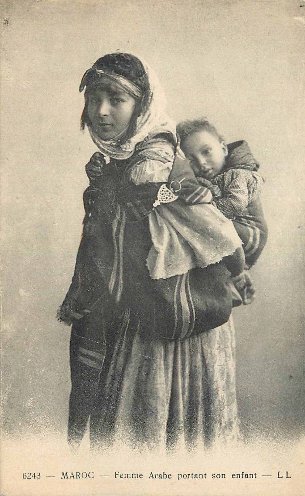 CPA Maroc Femme Arabe portant son enfant 
