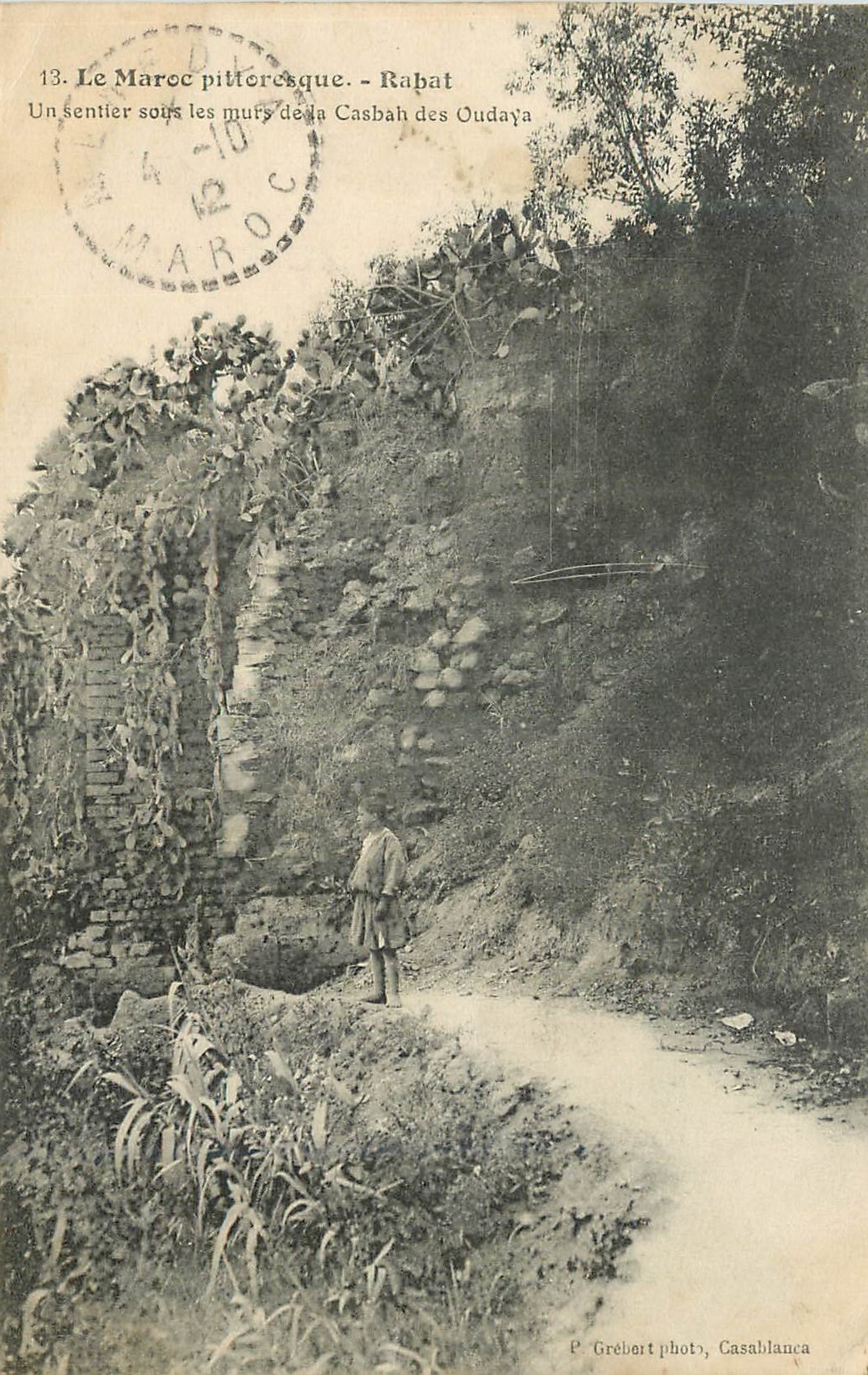 CPA Rabat Un sentier sous les murs de la Casbah des Oudayas 