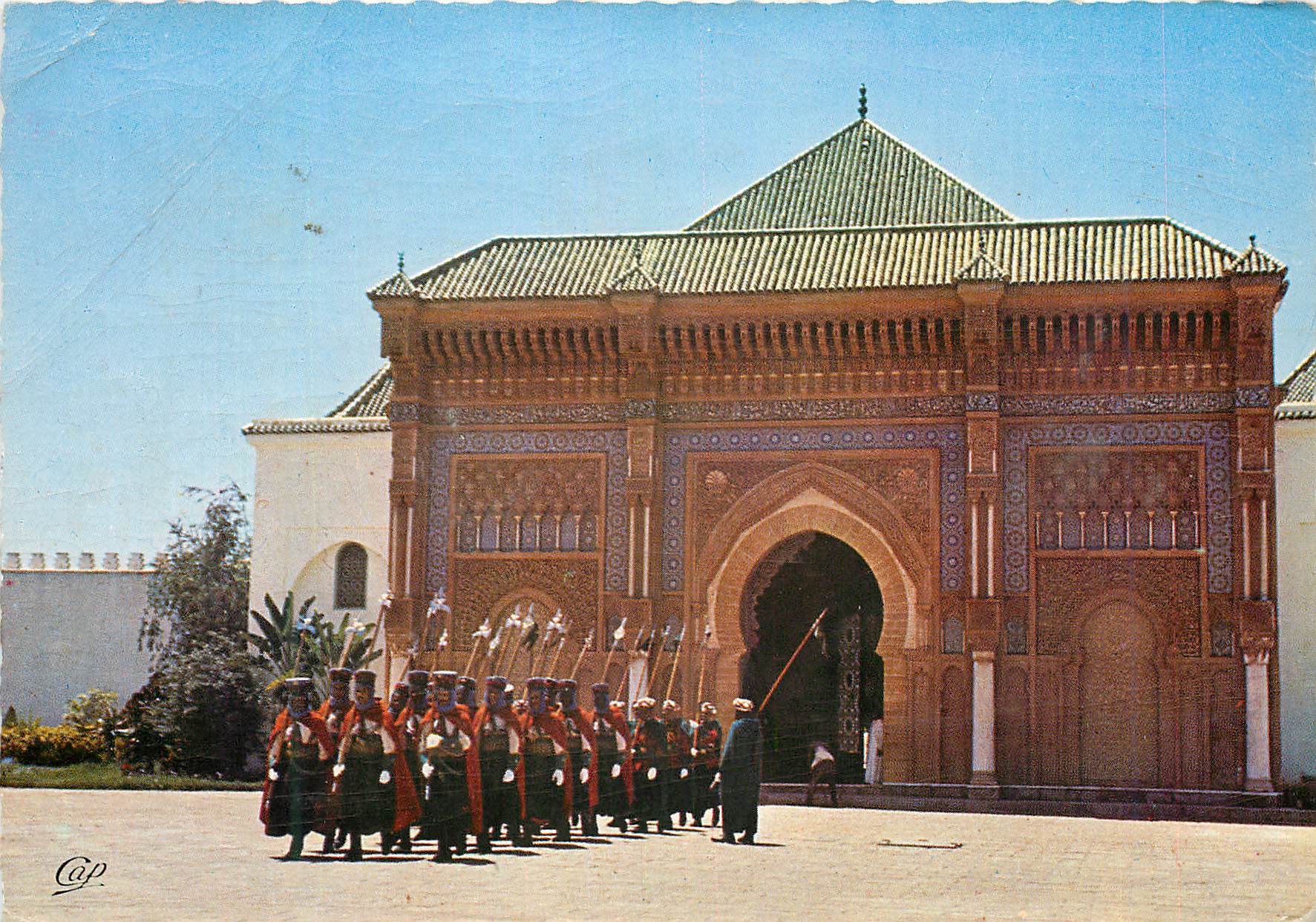 CPM Le Maroc en Lumicolor La Garde Royale a la Porte du Palais Militaria