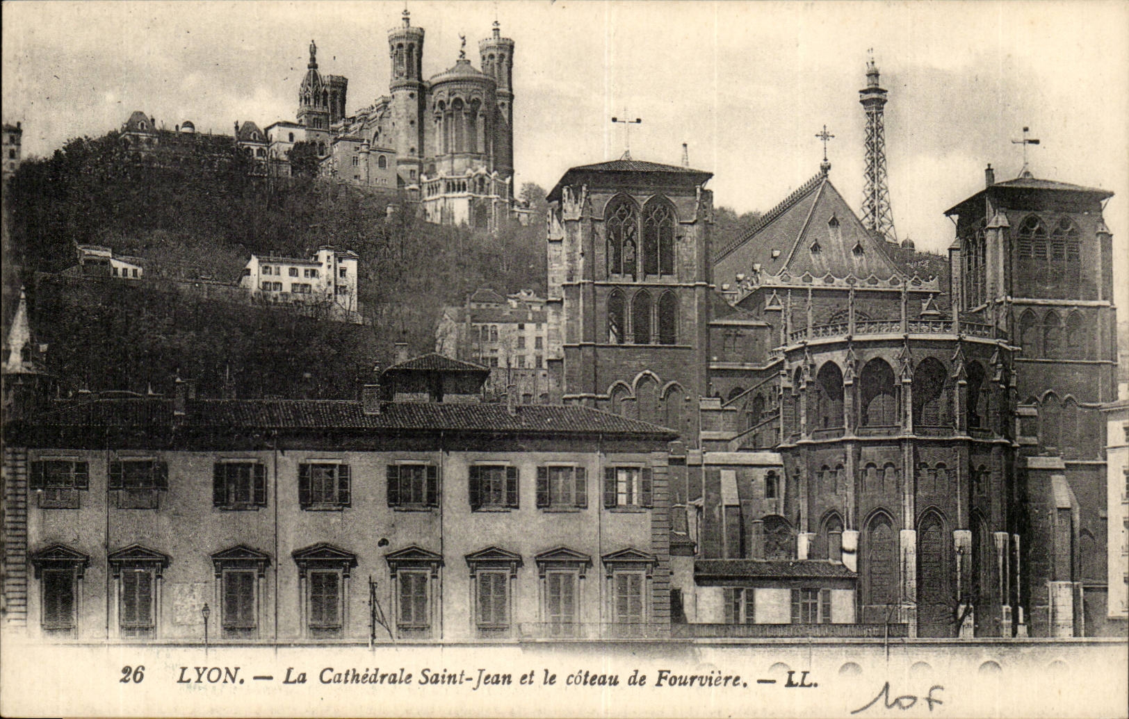 LYON — La Cathédrale Saint-Jean et le côteau de Fourvière — LL.