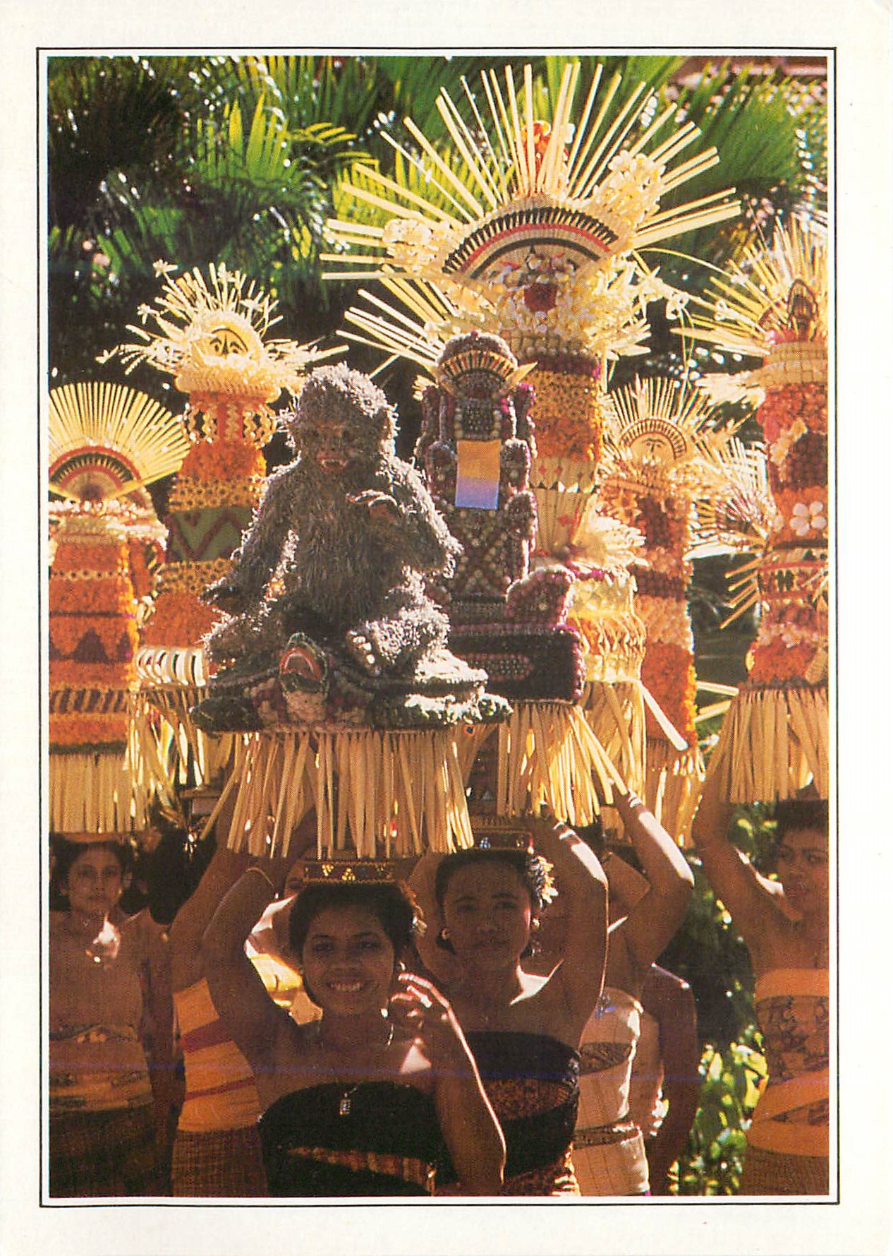 CPM Bali Femmes portant des offrandes 