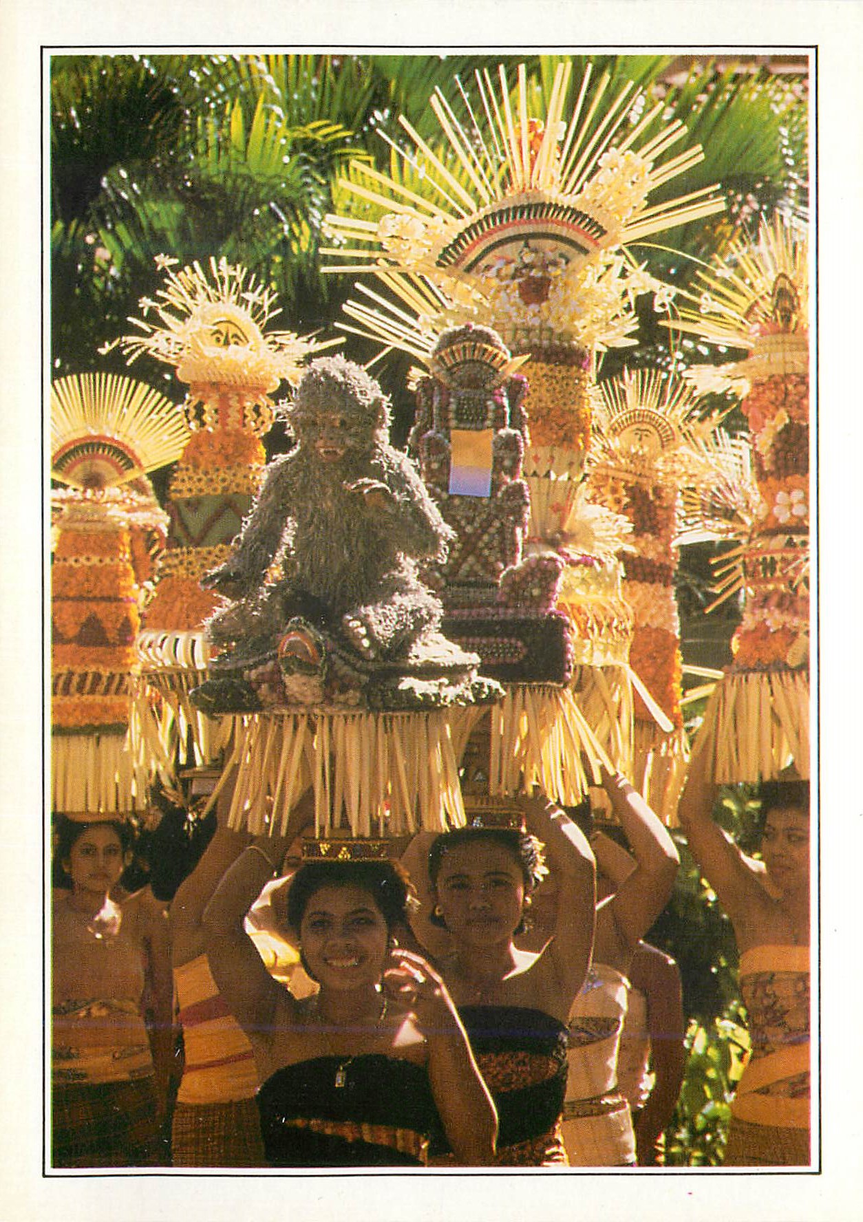 CPM Bali Femmes portant des offrandes 