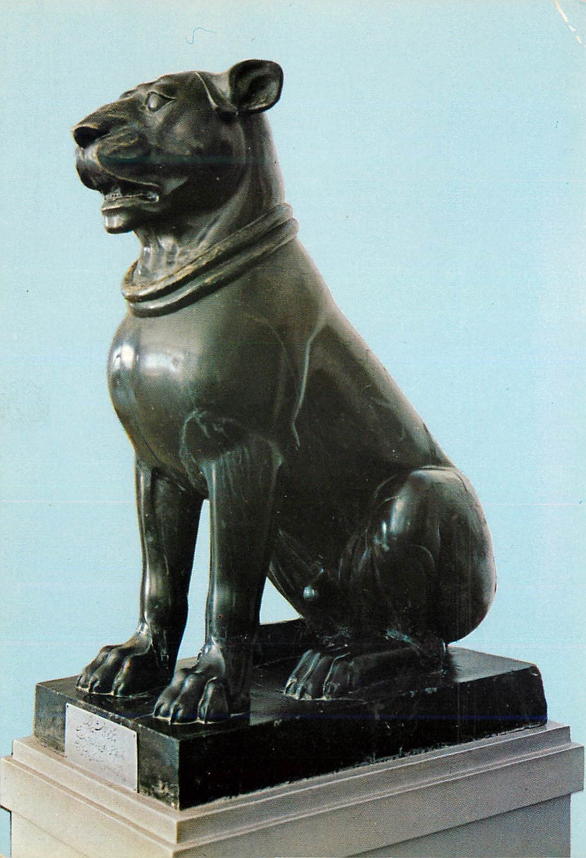 Statue d'un chien en pierre noire — période achéménide — Royalcolor, série 1262