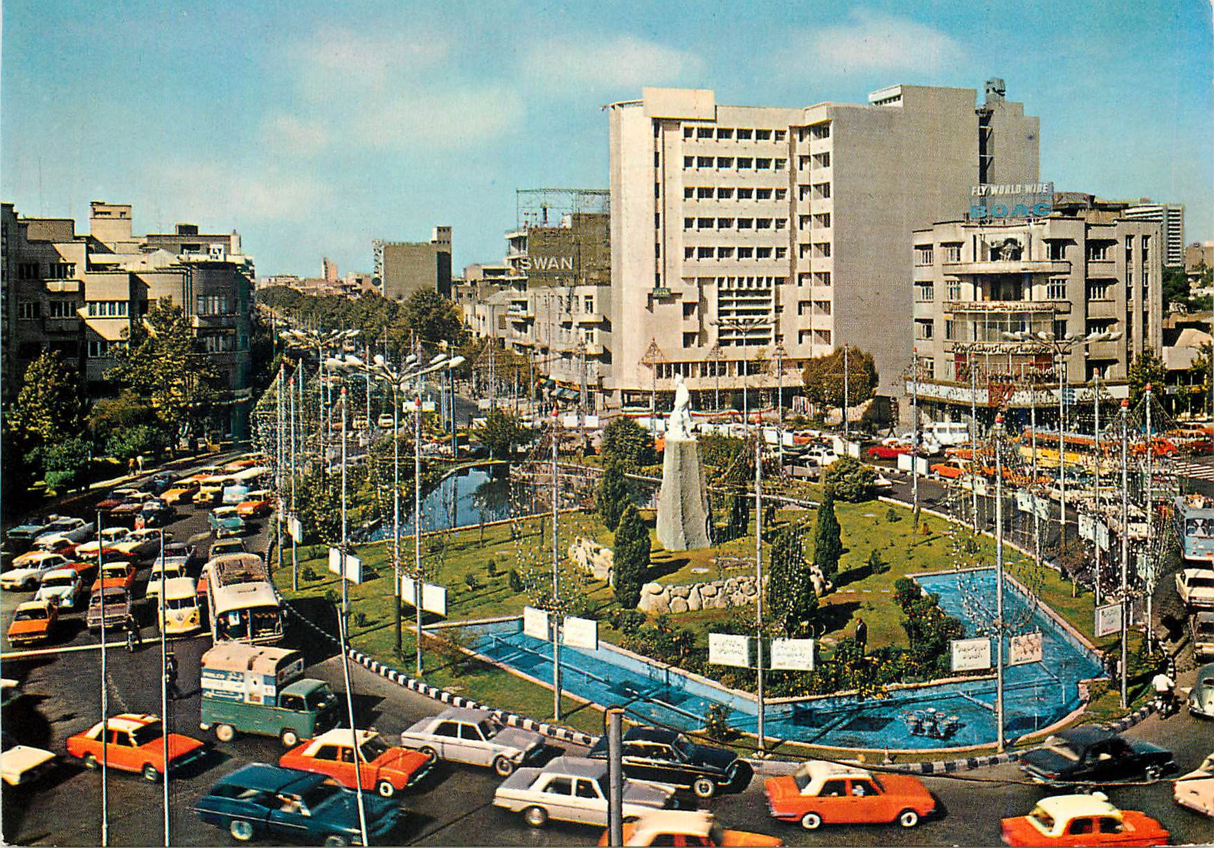 Tehran - Ferdowsi Square — vue urbaine avec monument et piscine — éditeur inconnu