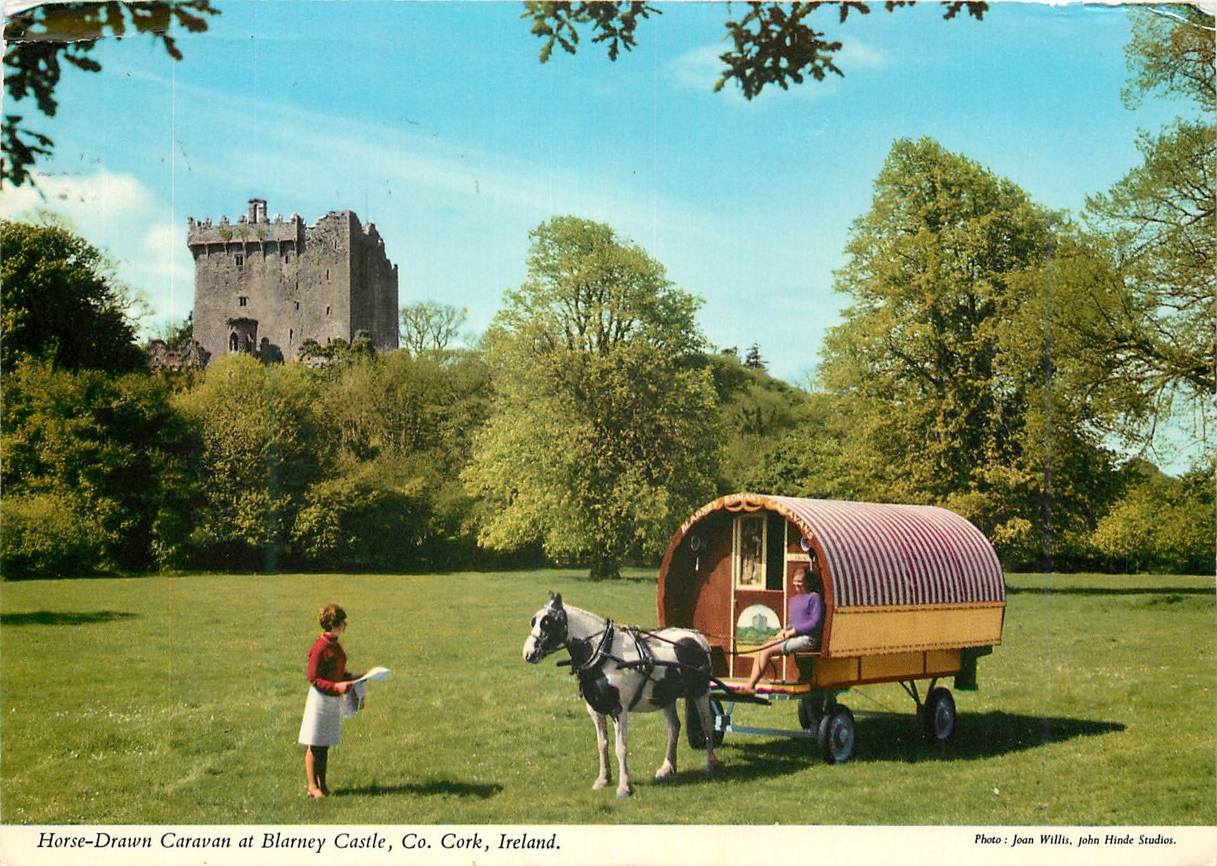 Caravane à Cheval au Château de Blarney, Co. Cork, Irlande — Photo : Joan Willis, John Hinde Studios