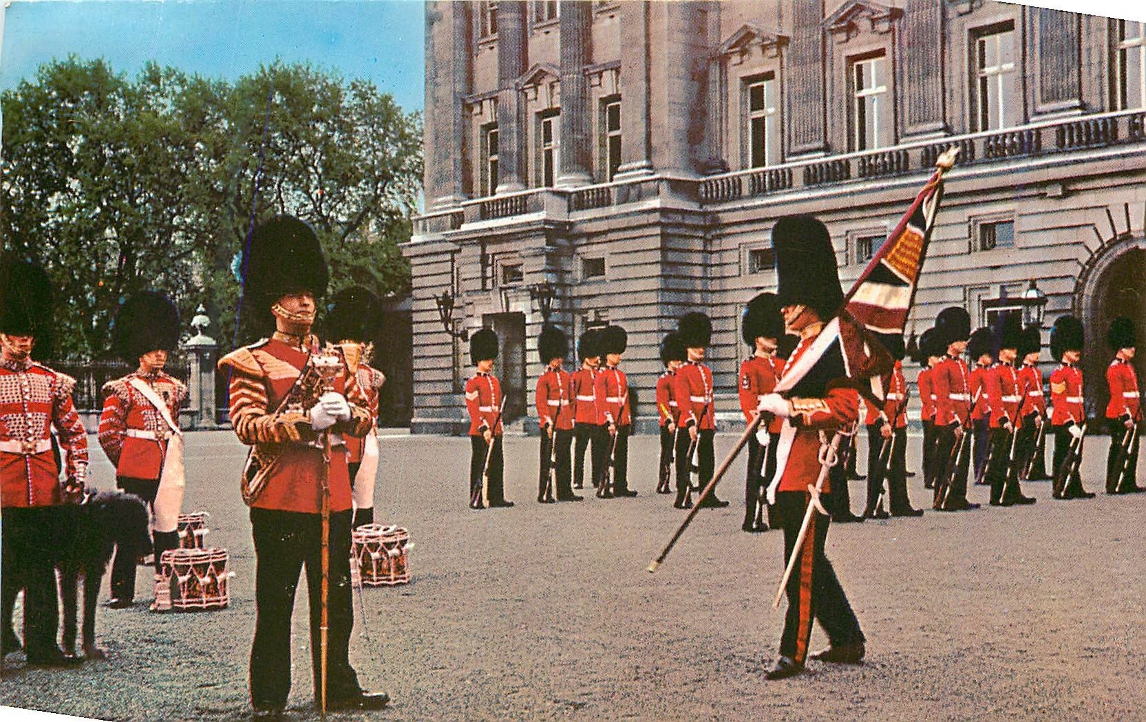 CPM Changing the guards ceremony at Buckingham Palace London Militaria