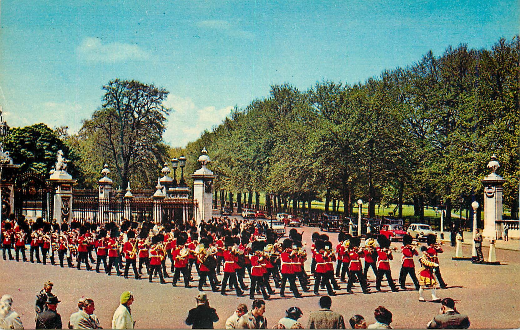 CPM Guards leaving Buckingham Palace London  Militaria